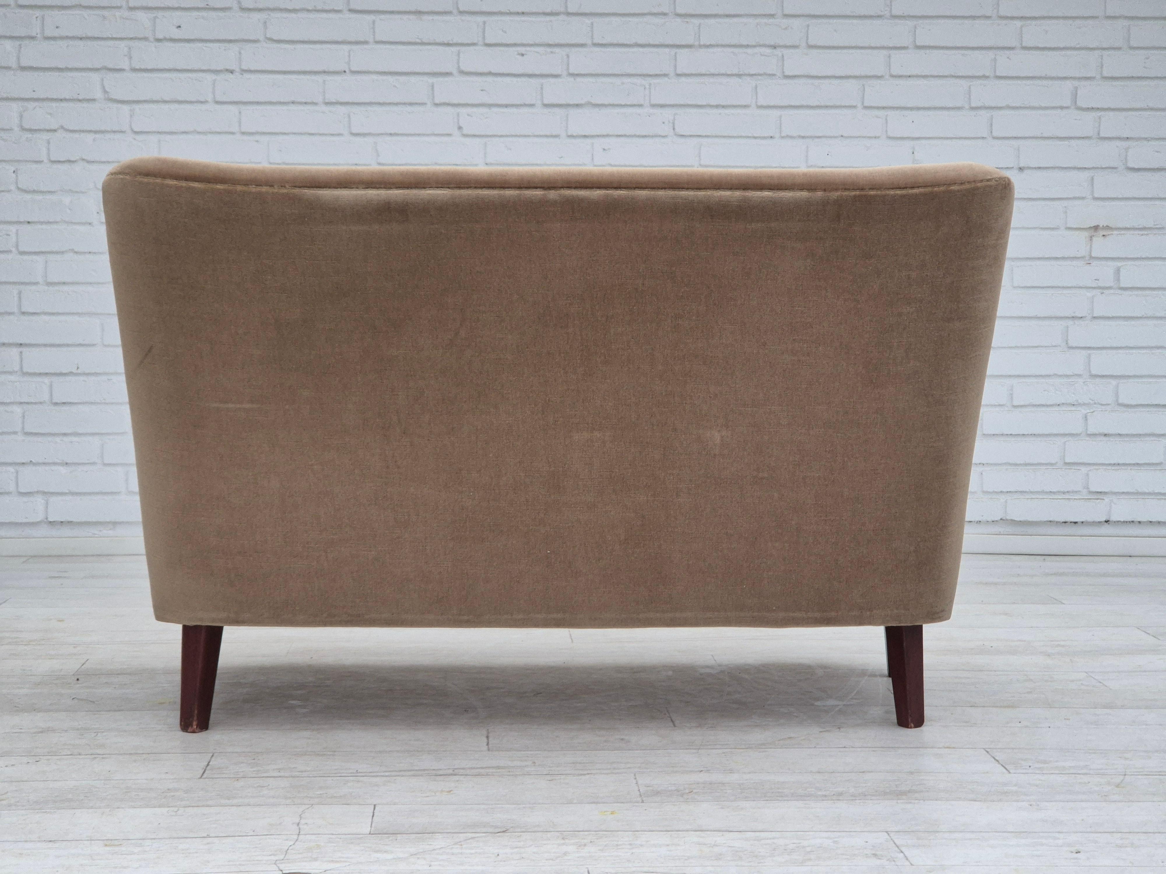 Velours 1970, canapé danois à 2 places, état d'origine, velours de meuble vert. en vente