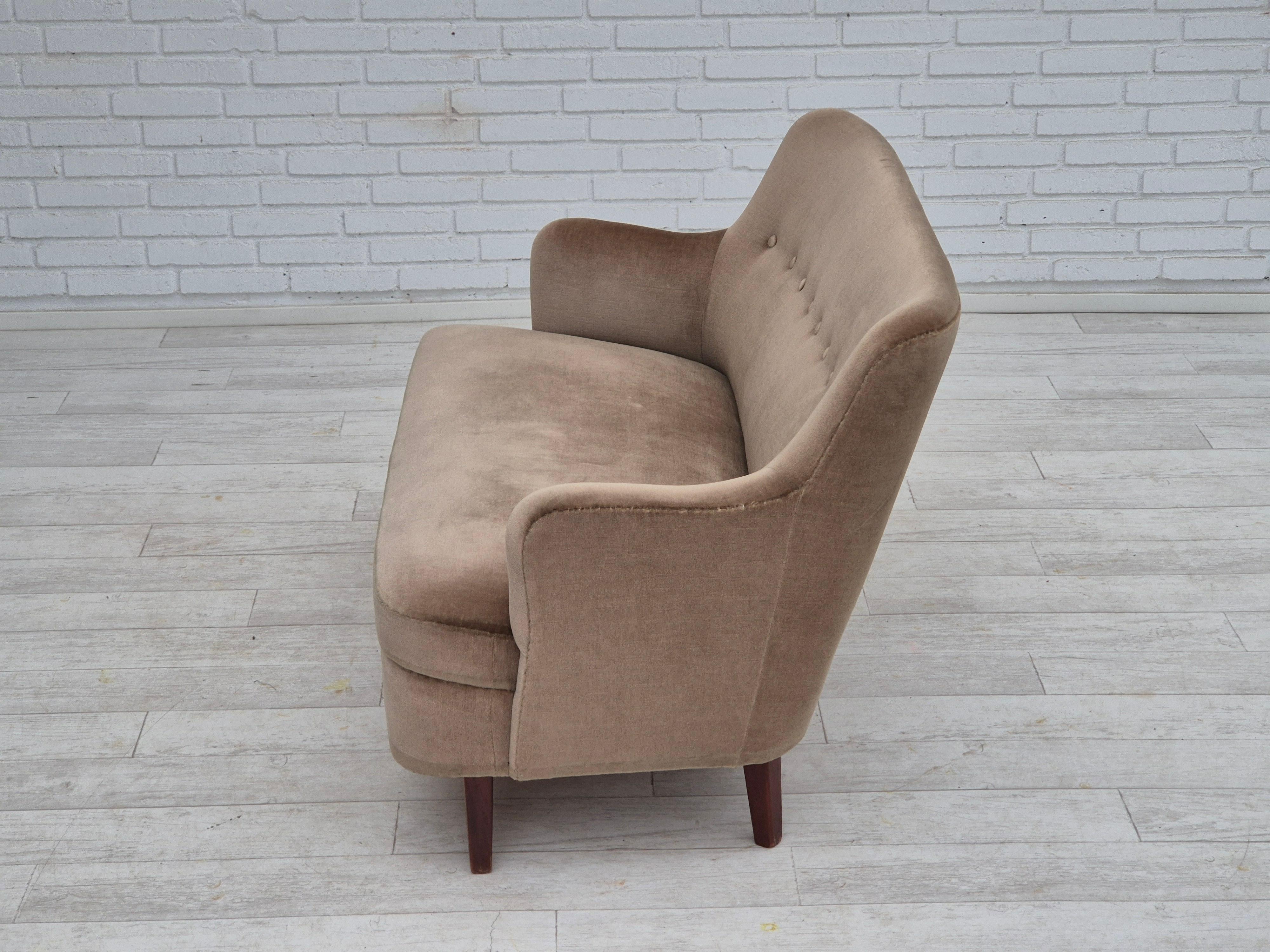 1970, canapé danois à 2 places, état d'origine, velours de meuble vert. en vente 1