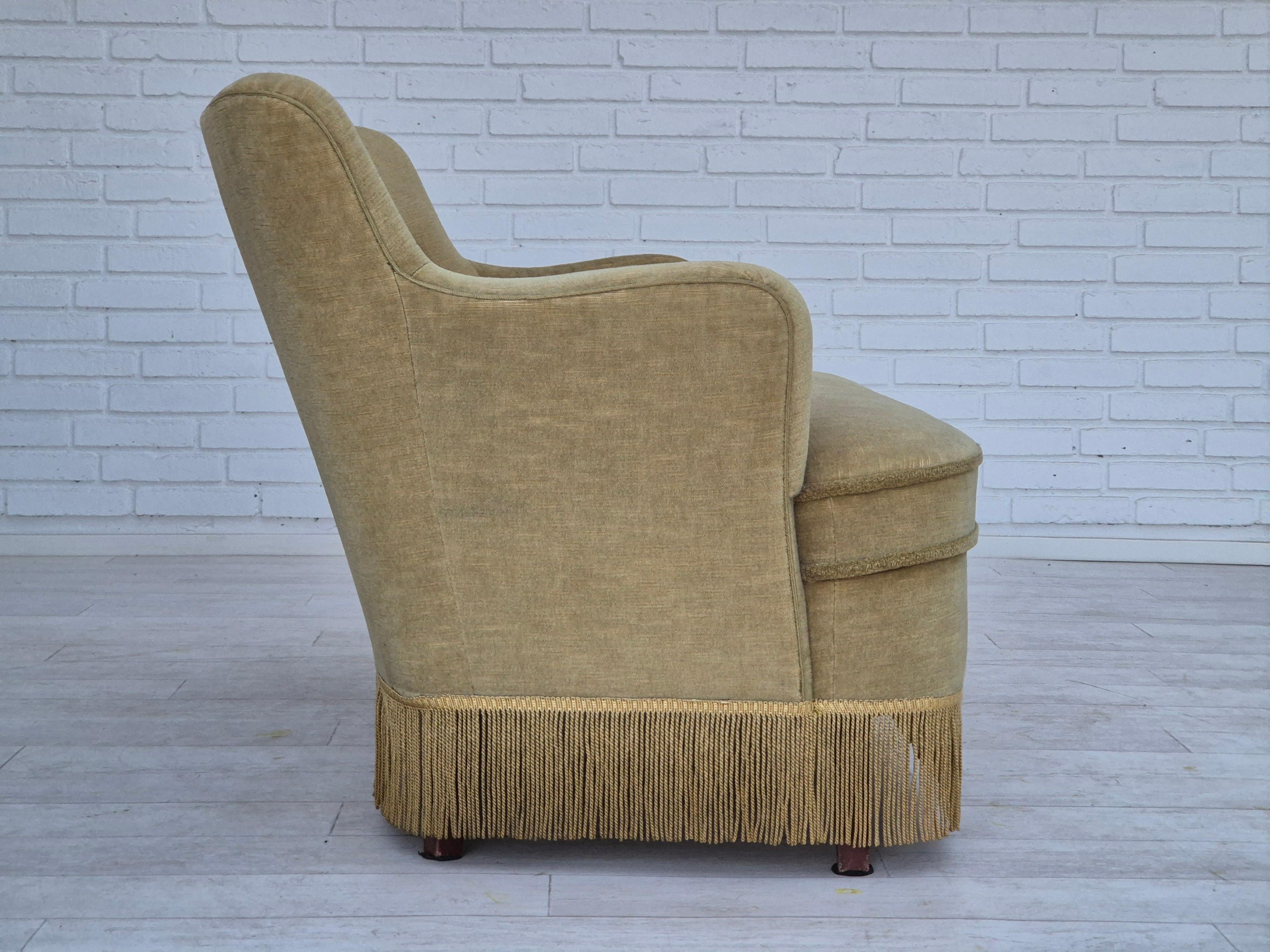 1970er, Dänisches 2-Sitzer-Sofa, Originalzustand, grüner Möbelvelours, Holz. (Mitte des 20. Jahrhunderts) im Angebot