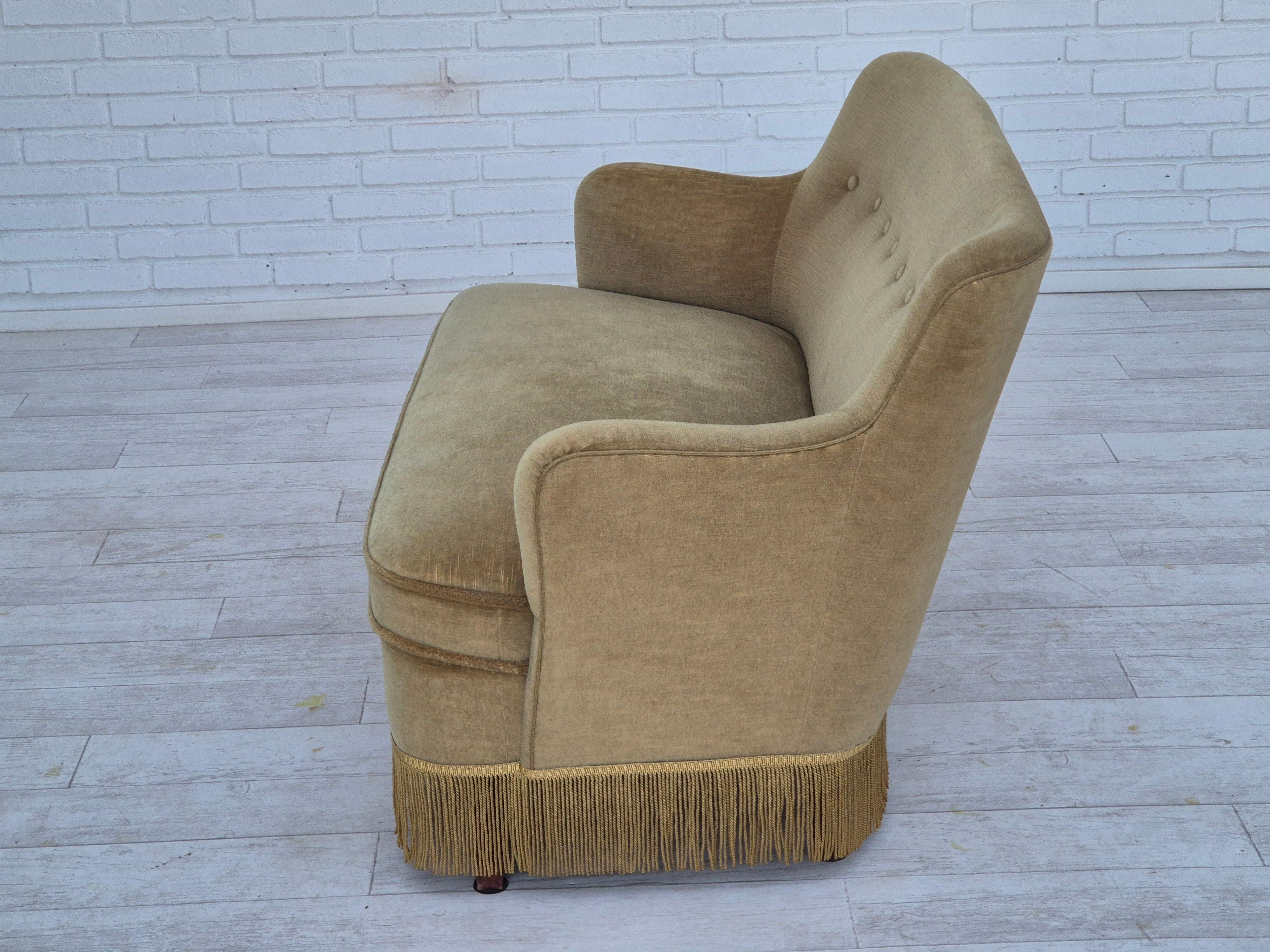 1970er, Dänisches 2-Sitzer-Sofa, Originalzustand, grüner Möbelvelours, Holz. im Angebot 3