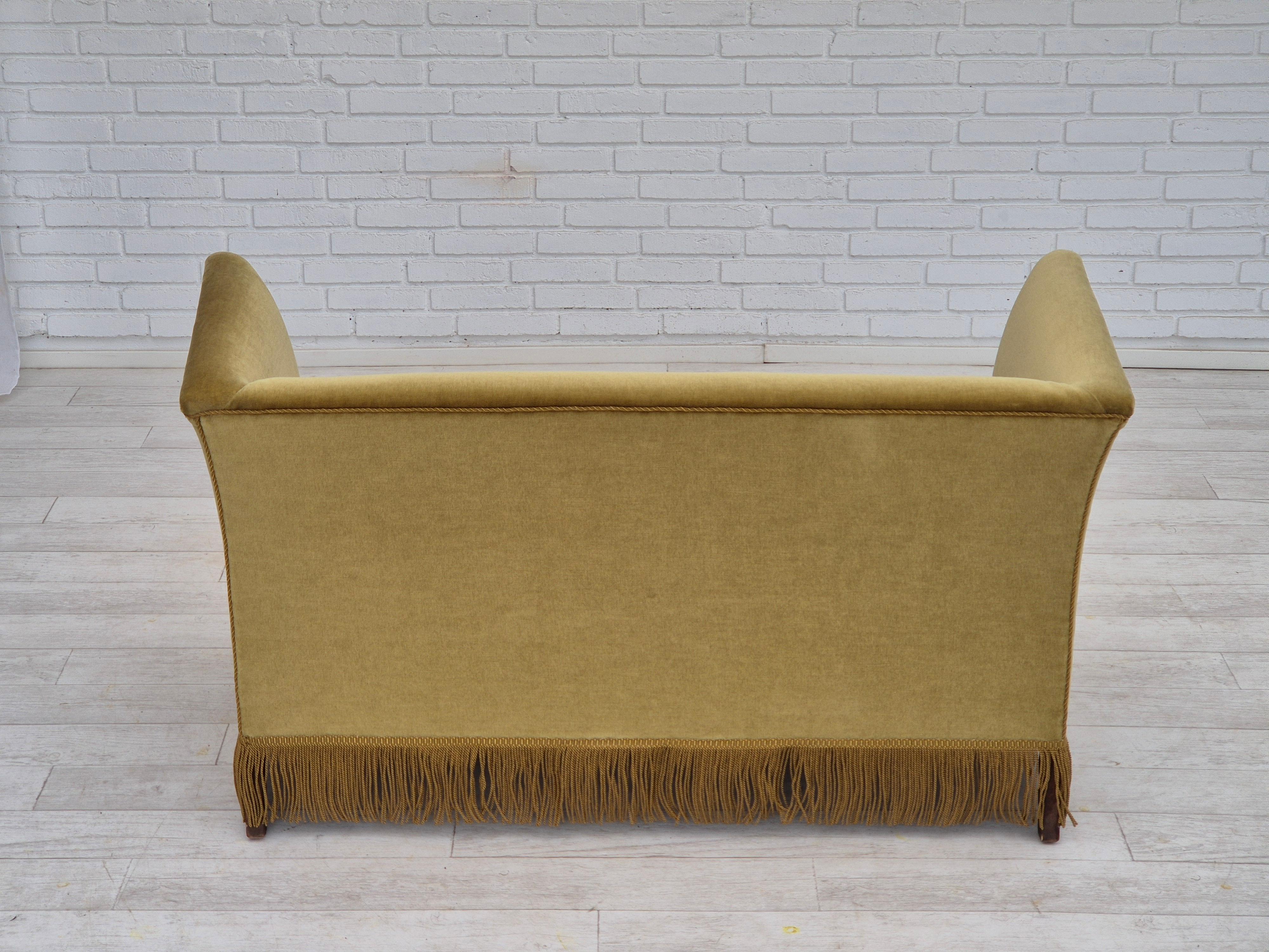 1970er, Dänisches 2-Sitzer-Sofa, Originalzustand, hellgrüner Velours, Buchenholz. im Angebot 5