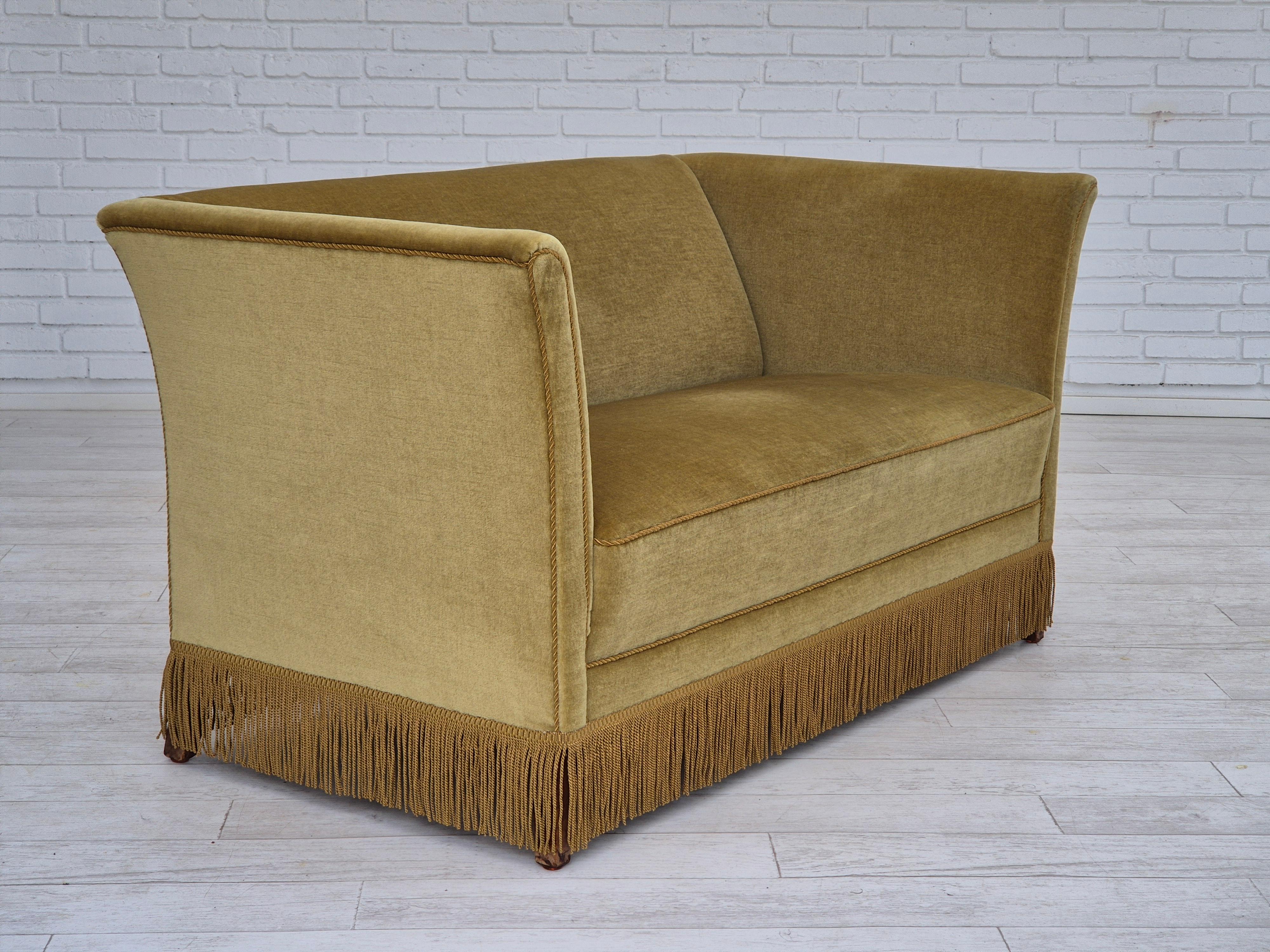 1970er, Dänisches 2-Sitzer-Sofa, Originalzustand, hellgrüner Velours, Buchenholz. im Zustand „Gut“ im Angebot in Tarm, 82