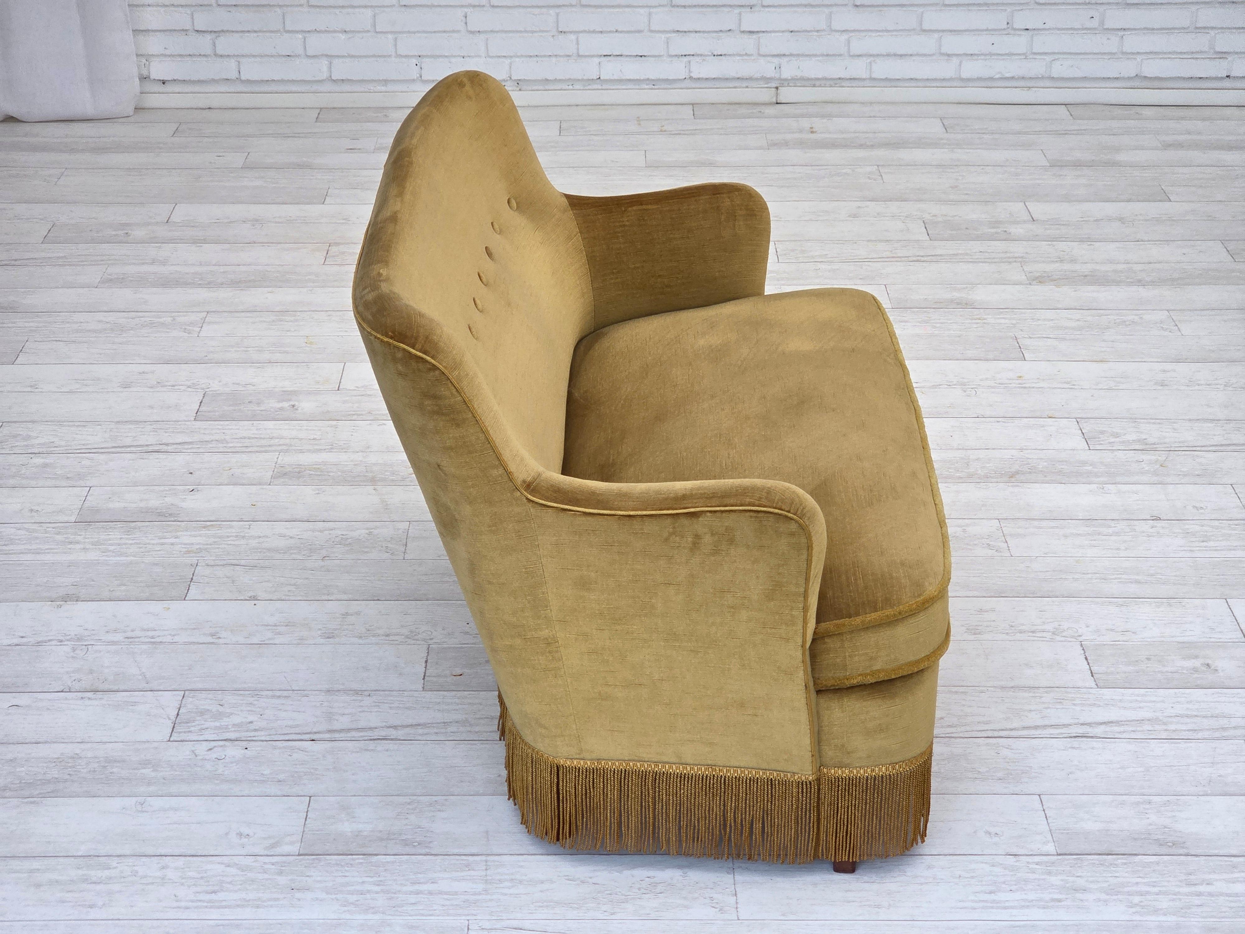Anni '70, divano danese a 2 posti, velluto originale verde chiaro, legno di faggio. in vendita 5