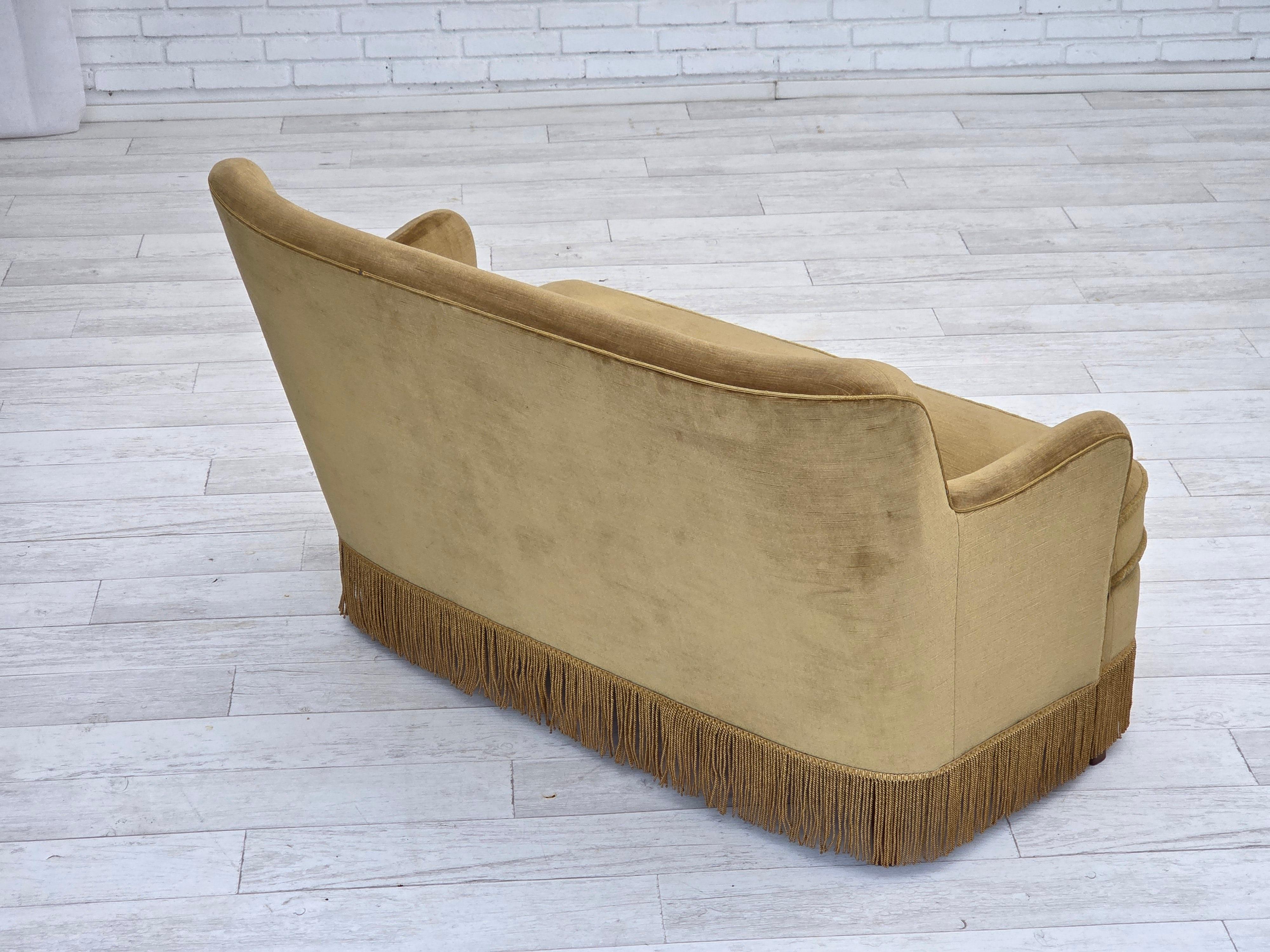 Anni '70, divano danese a 2 posti, velluto originale verde chiaro, legno di faggio. in vendita 6