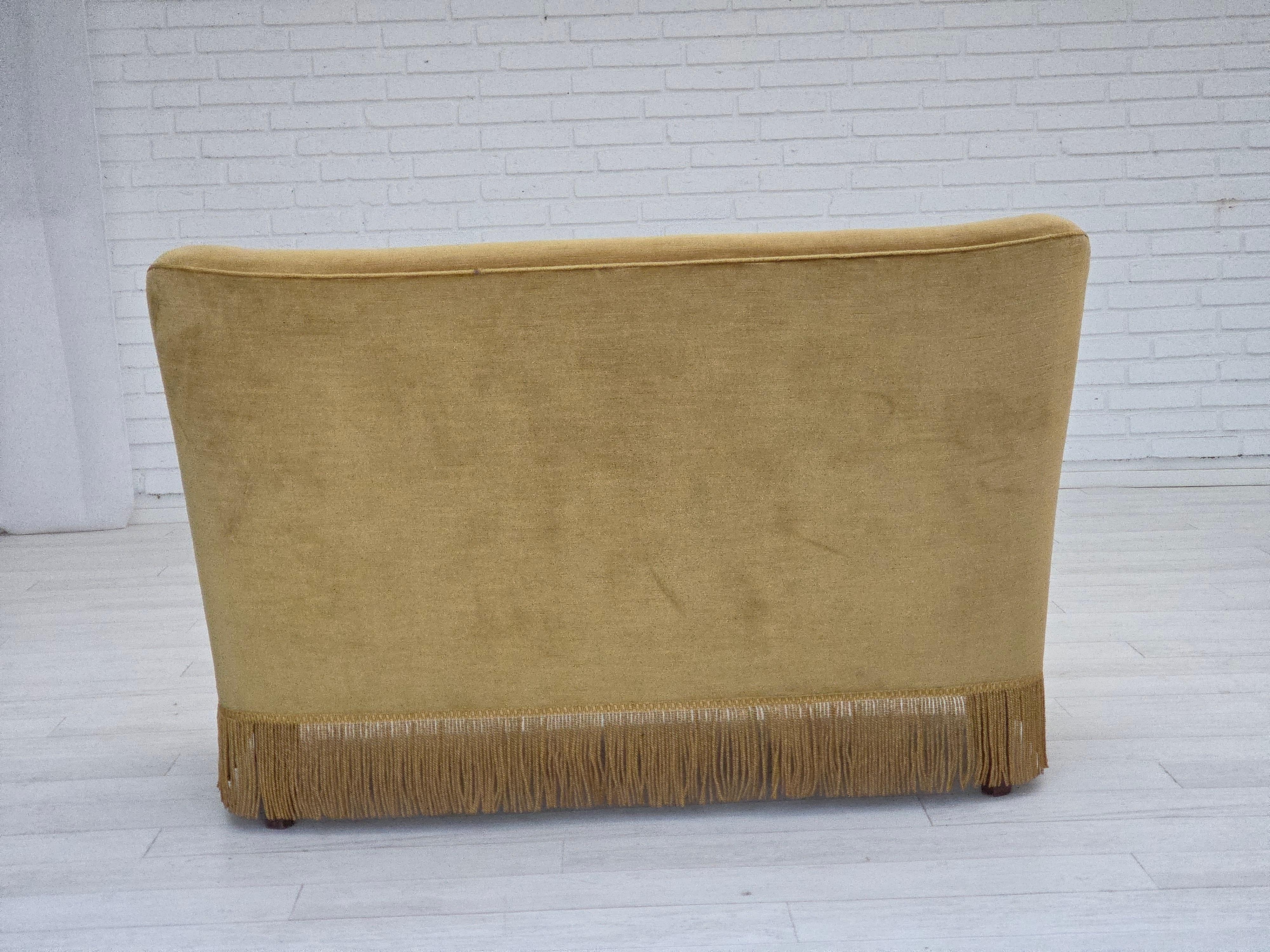 Anni '70, divano danese a 2 posti, velluto originale verde chiaro, legno di faggio. in vendita 7