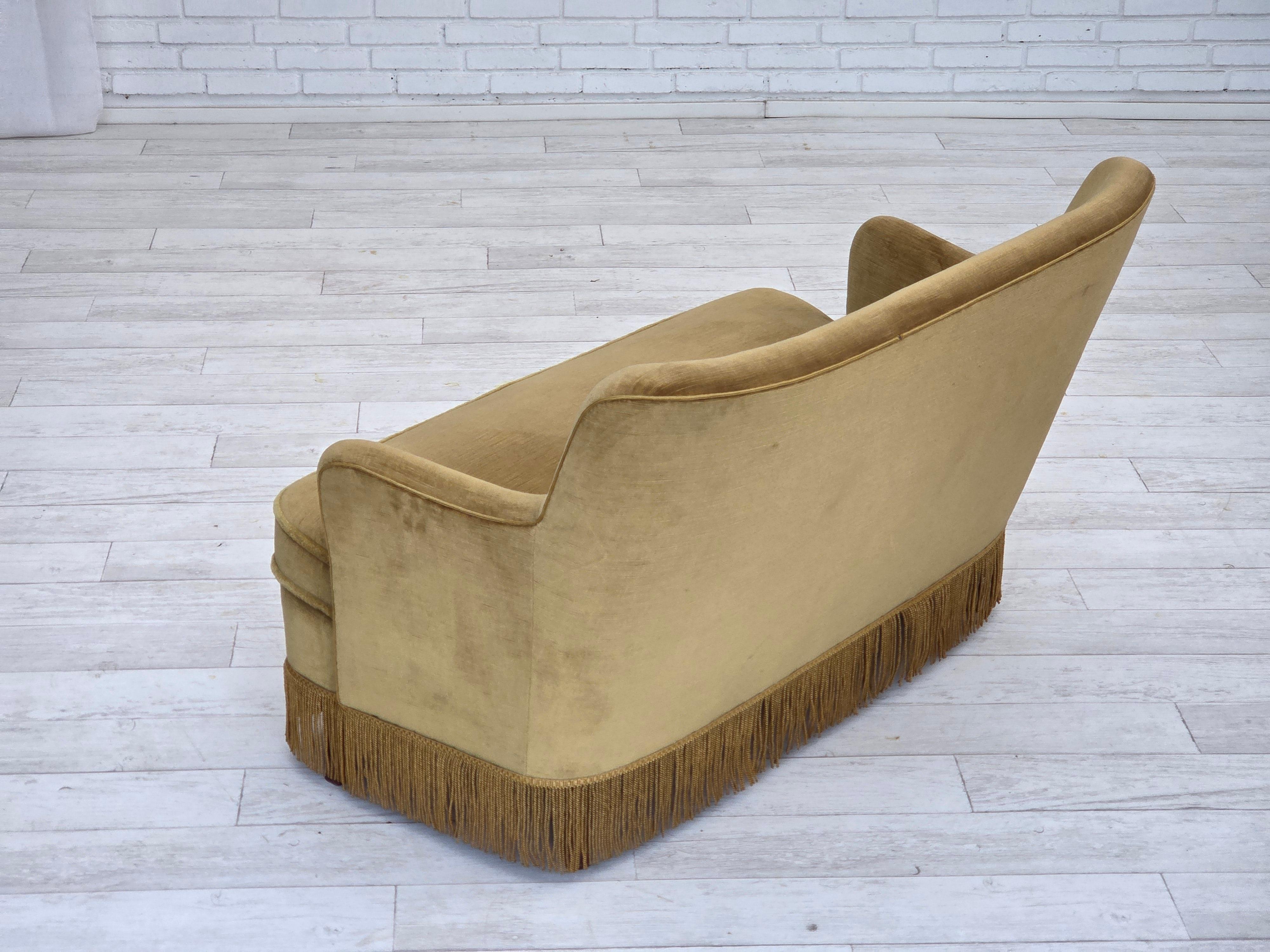 Anni '70, divano danese a 2 posti, velluto originale verde chiaro, legno di faggio. in vendita 8