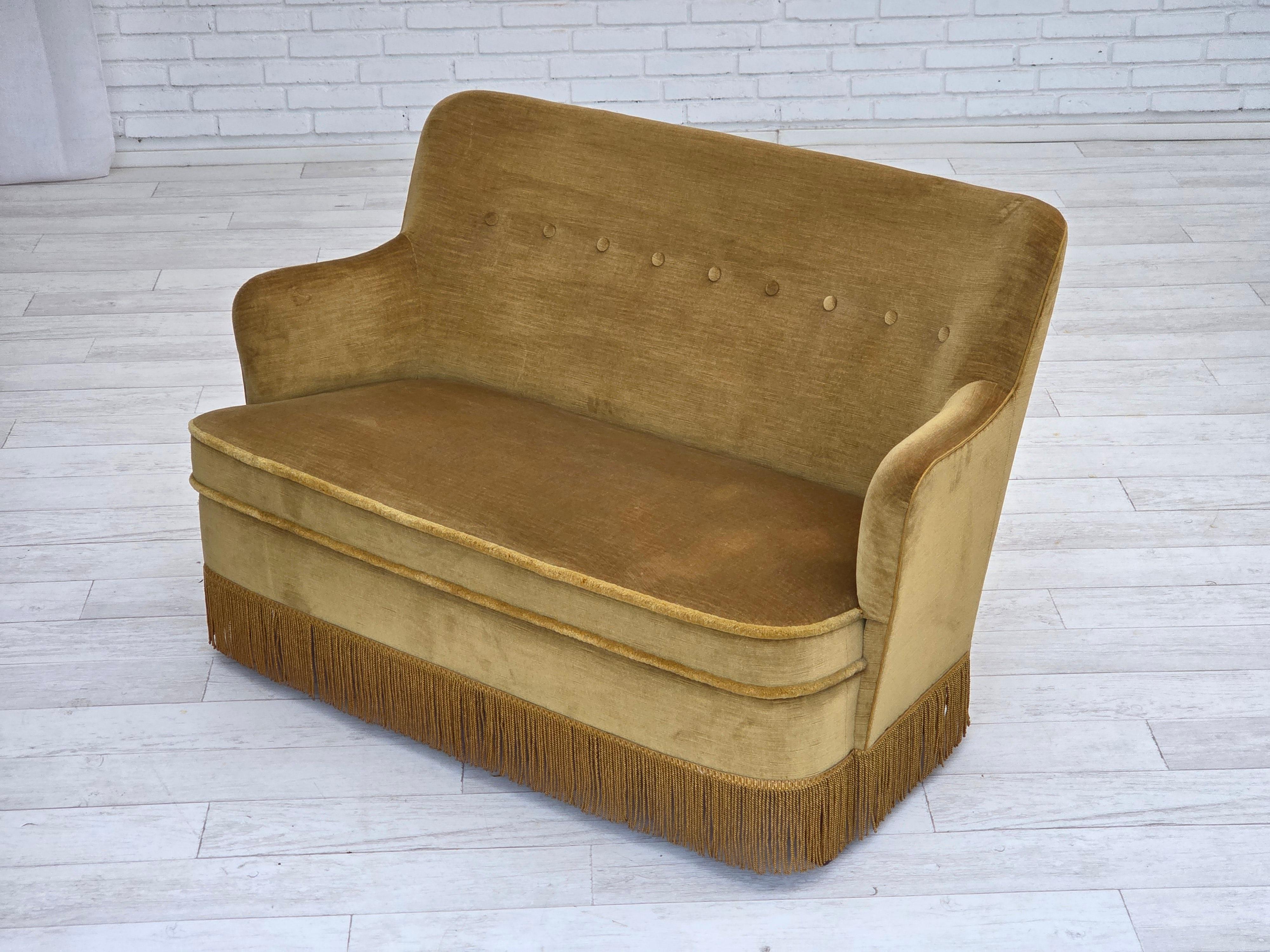 Anni '70, divano danese a 2 posti, velluto originale verde chiaro, legno di faggio. in vendita 10