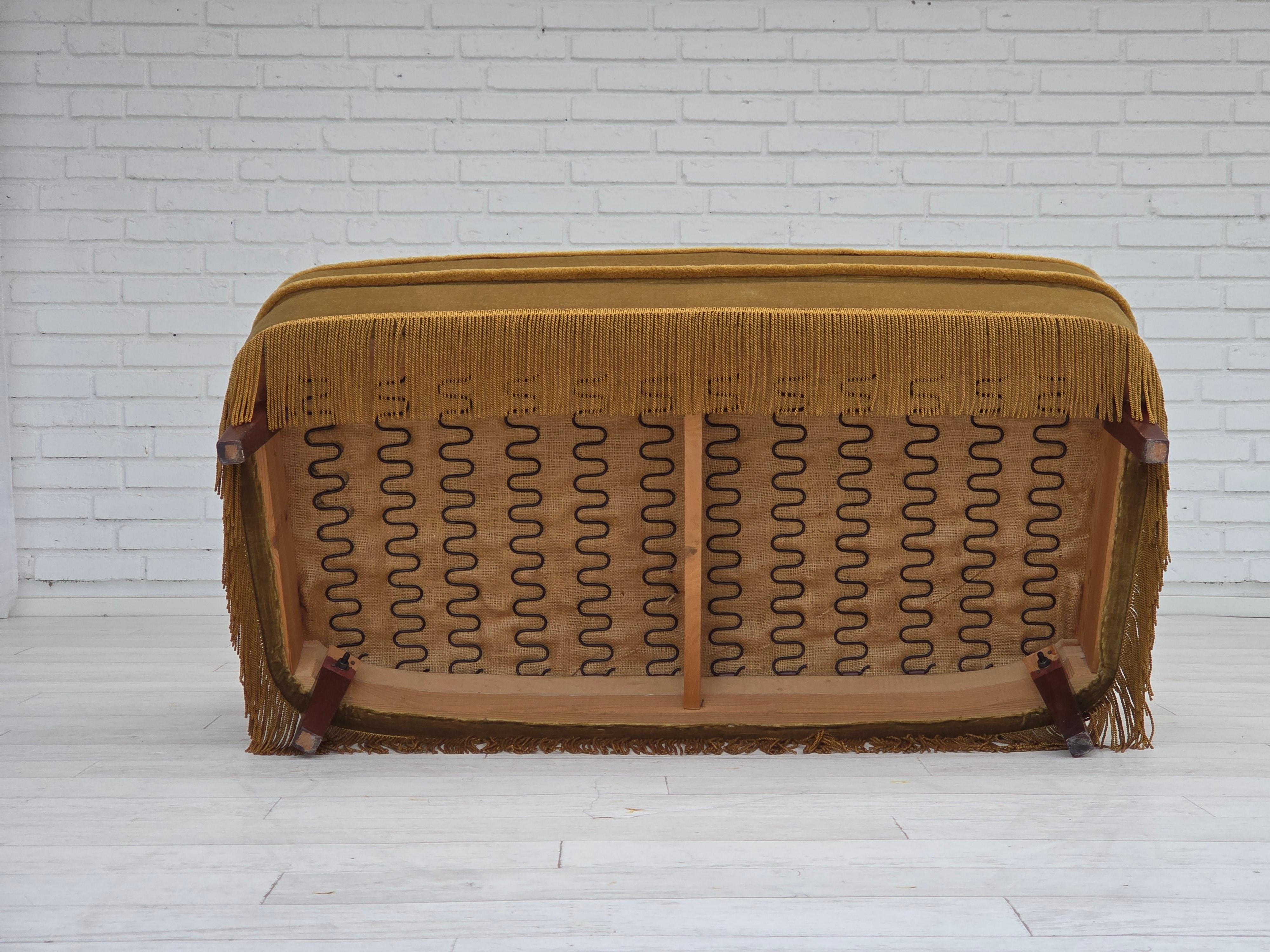Anni '70, divano danese a 2 posti, velluto originale verde chiaro, legno di faggio. in vendita 12