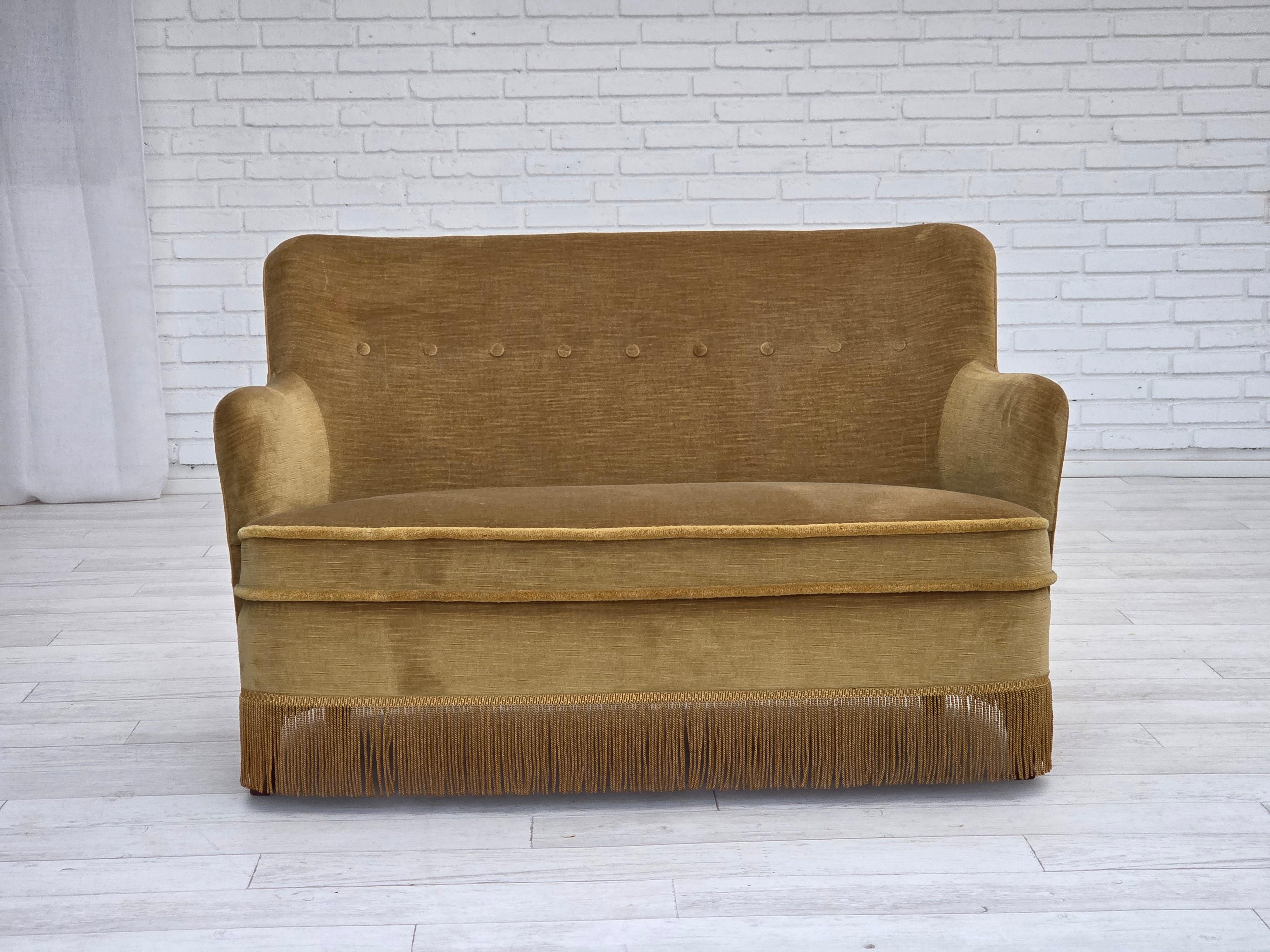 Divano danese a 2 posti degli anni '70. Velluto originale verde chiaro per mobili, gambe in legno di faggio, molle nella seduta. Condizioni originali molto buone: nessun odore, nessuna macchia e struttura stabile. Prodotto da un produttore di mobili