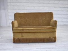 Anni '70, divano danese a 2 posti, velluto originale verde chiaro, legno di faggio.