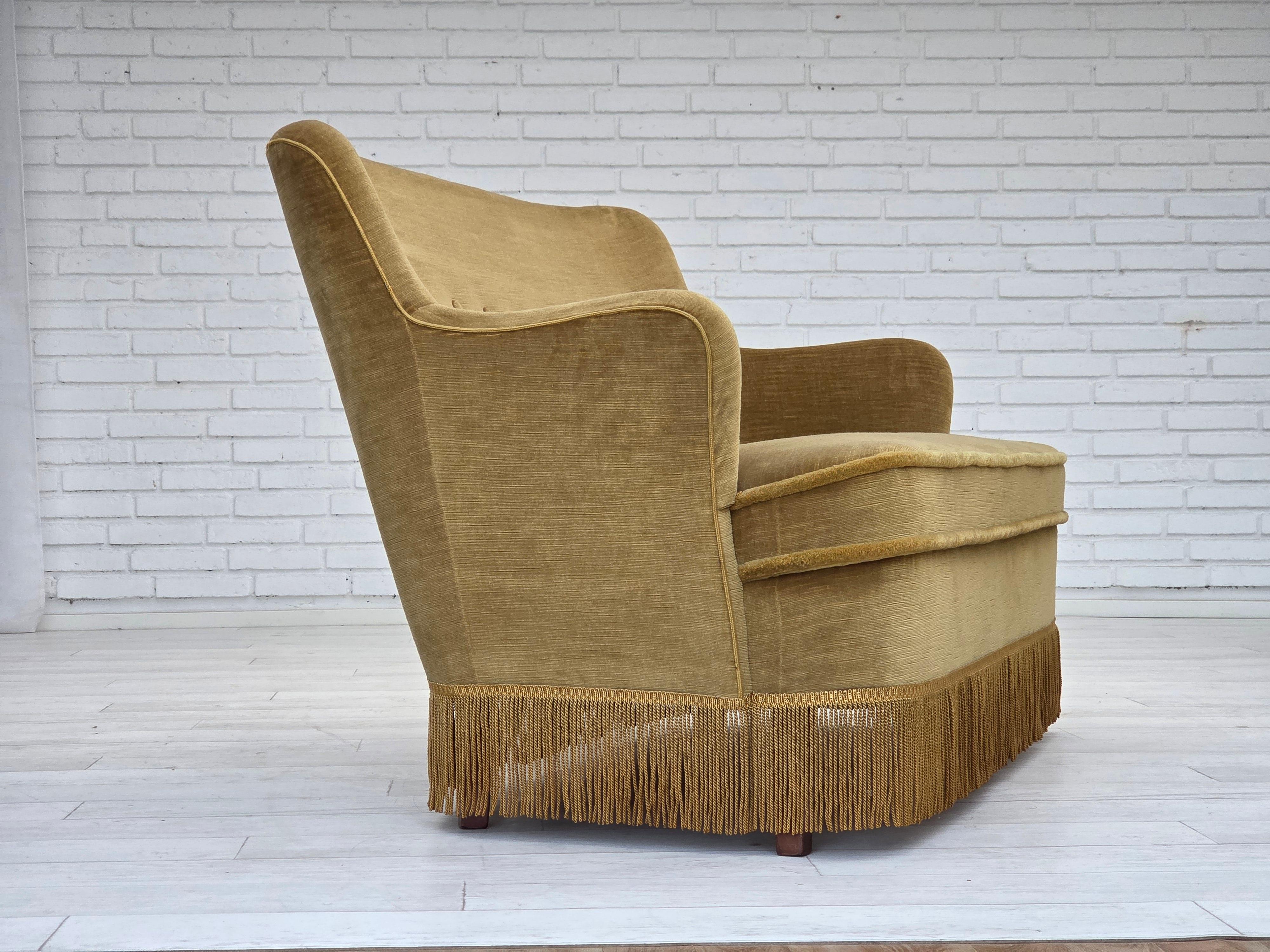 Velluto Anni '70, divano danese a 2 posti, velluto originale verde chiaro, legno di faggio. in vendita