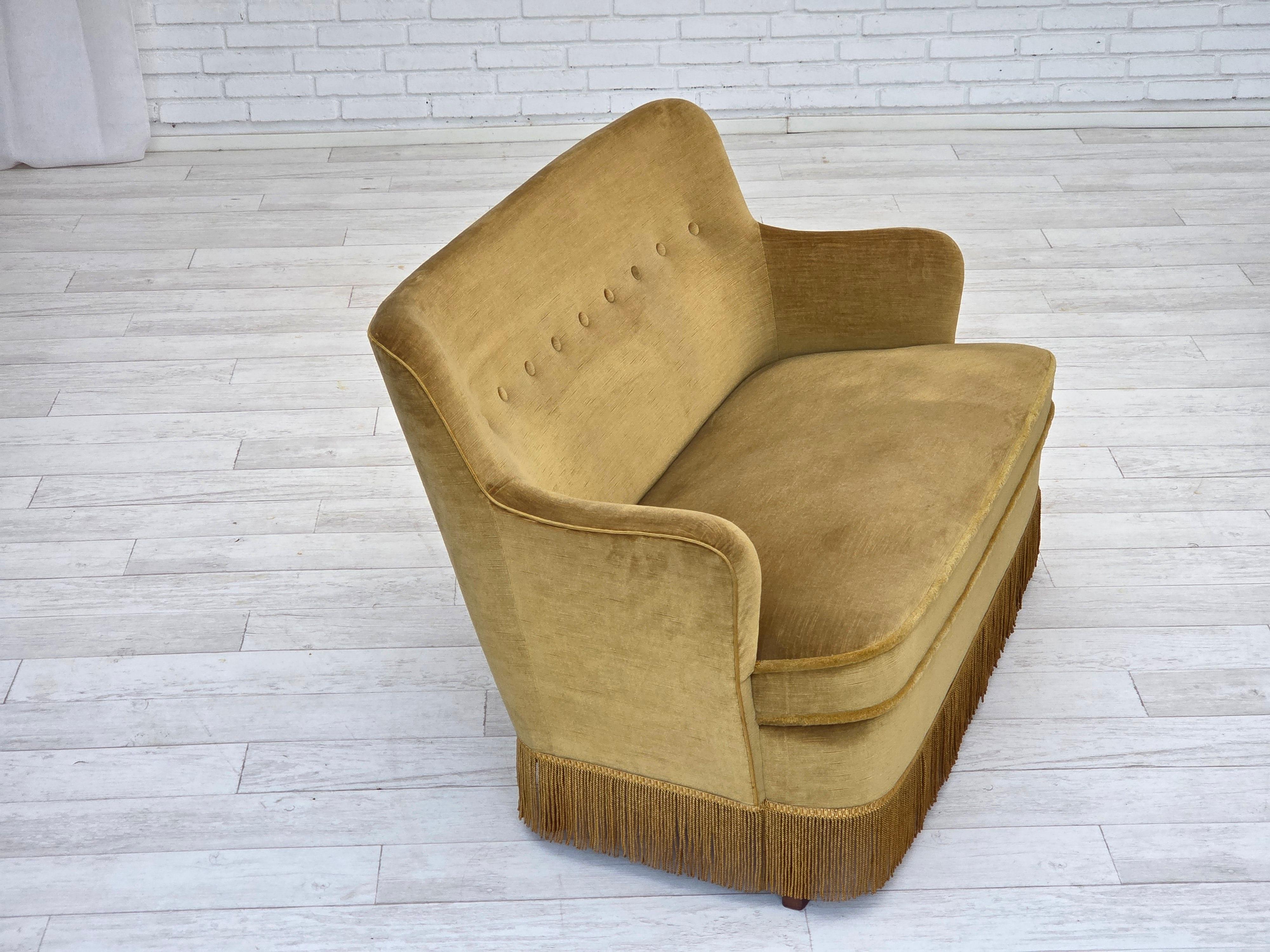 Anni '70, divano danese a 2 posti, velluto originale verde chiaro, legno di faggio. in vendita 1