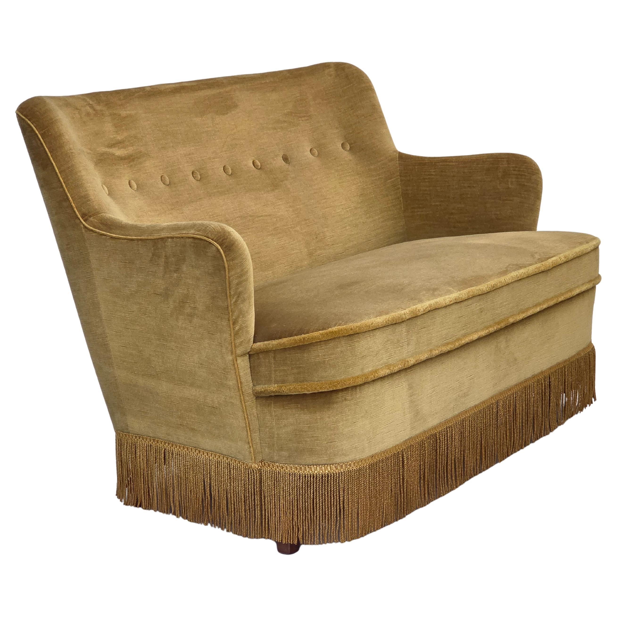 1970er Jahre, dänisches 2-Sitzer-Sofa, original hellgrüner Möbelvelours, Buchenholz.