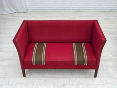 1970, canapé danois 2 places, laine d'ameublement rouge d'origine, bois de frêne.