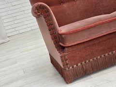 1970er Jahre, dänisches 2-Sitzer-Sofa, original lachsfarbener Möbelvelours, Buchenholz.