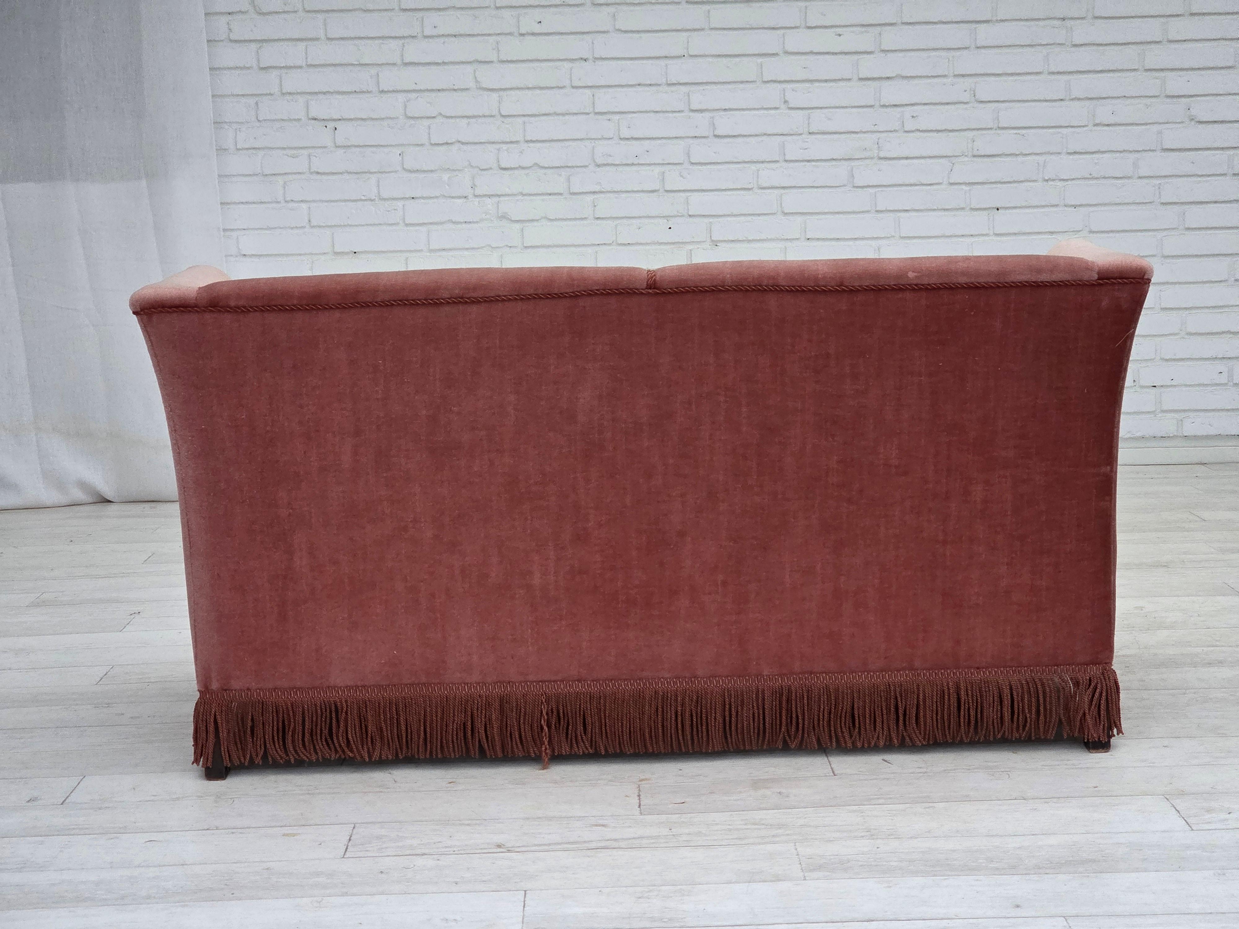 1970er, dänisches 2-Sitzer-Sofa, original lachsfarbener Möbelvelours. im Angebot 3