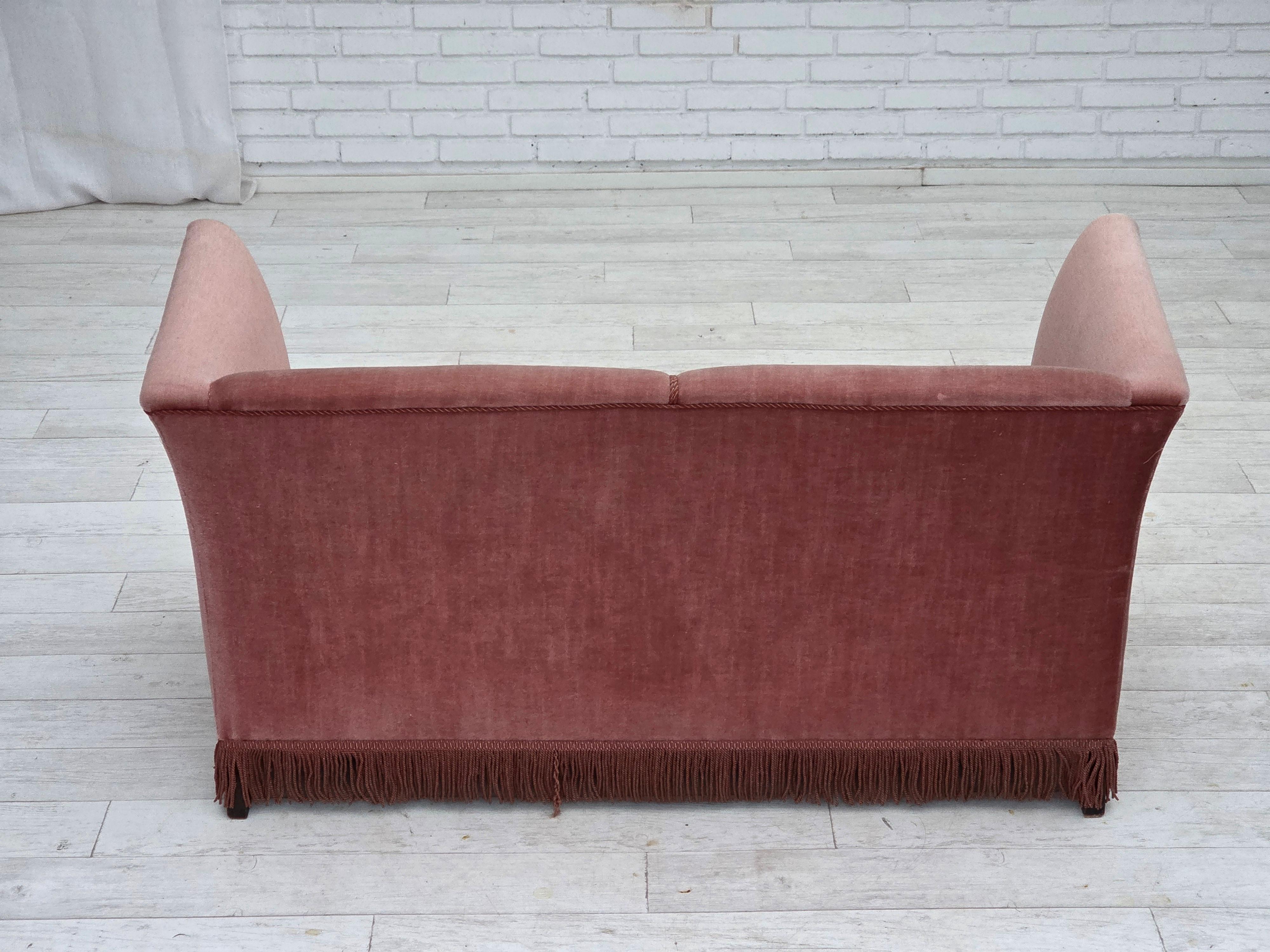 1970er, dänisches 2-Sitzer-Sofa, original lachsfarbener Möbelvelours. im Angebot 4