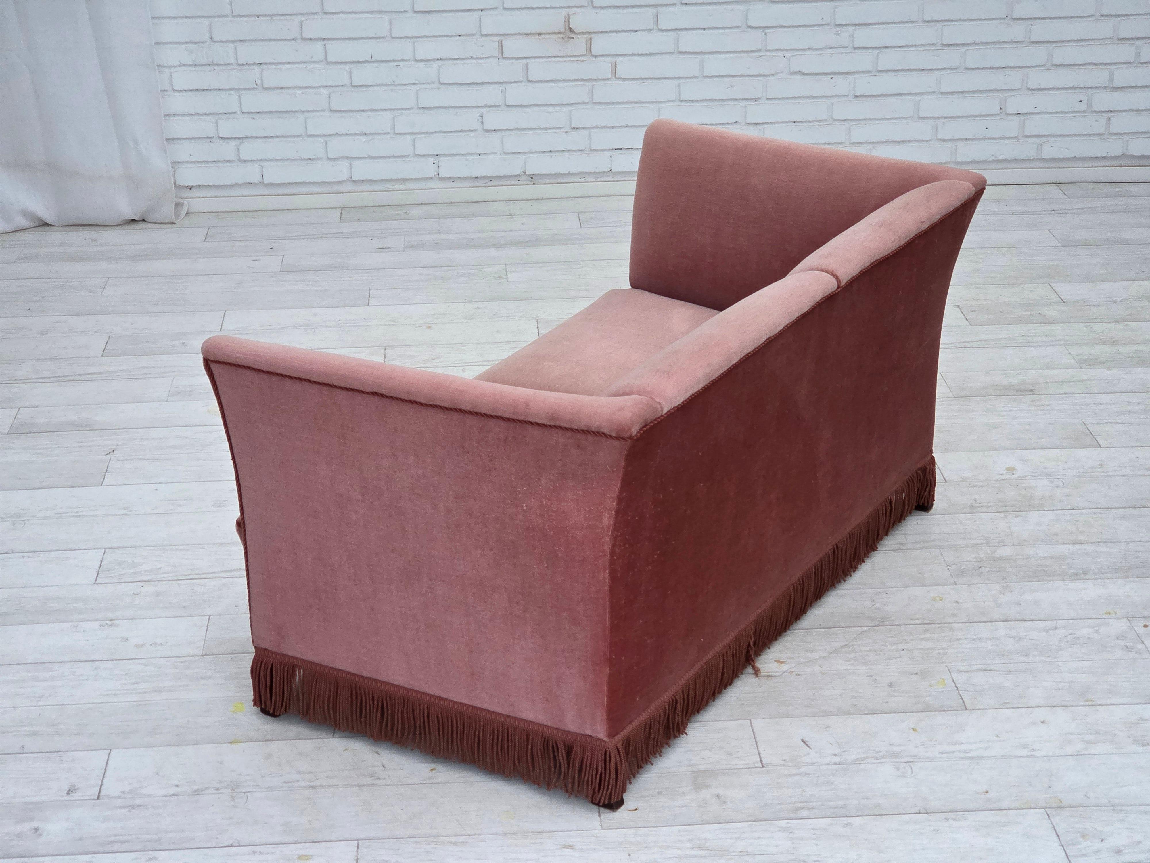 1970er, dänisches 2-Sitzer-Sofa, original lachsfarbener Möbelvelours. im Angebot 5