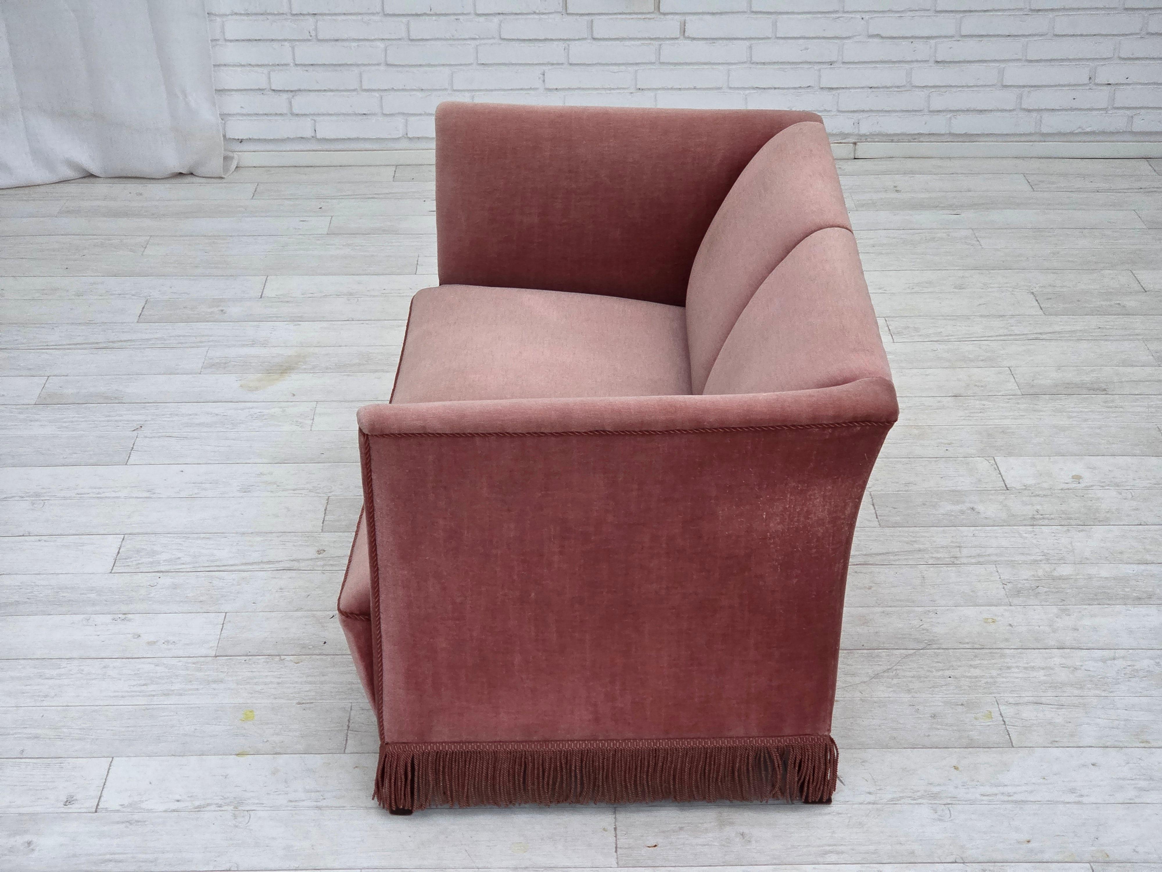 1970er, dänisches 2-Sitzer-Sofa, original lachsfarbener Möbelvelours. im Angebot 6