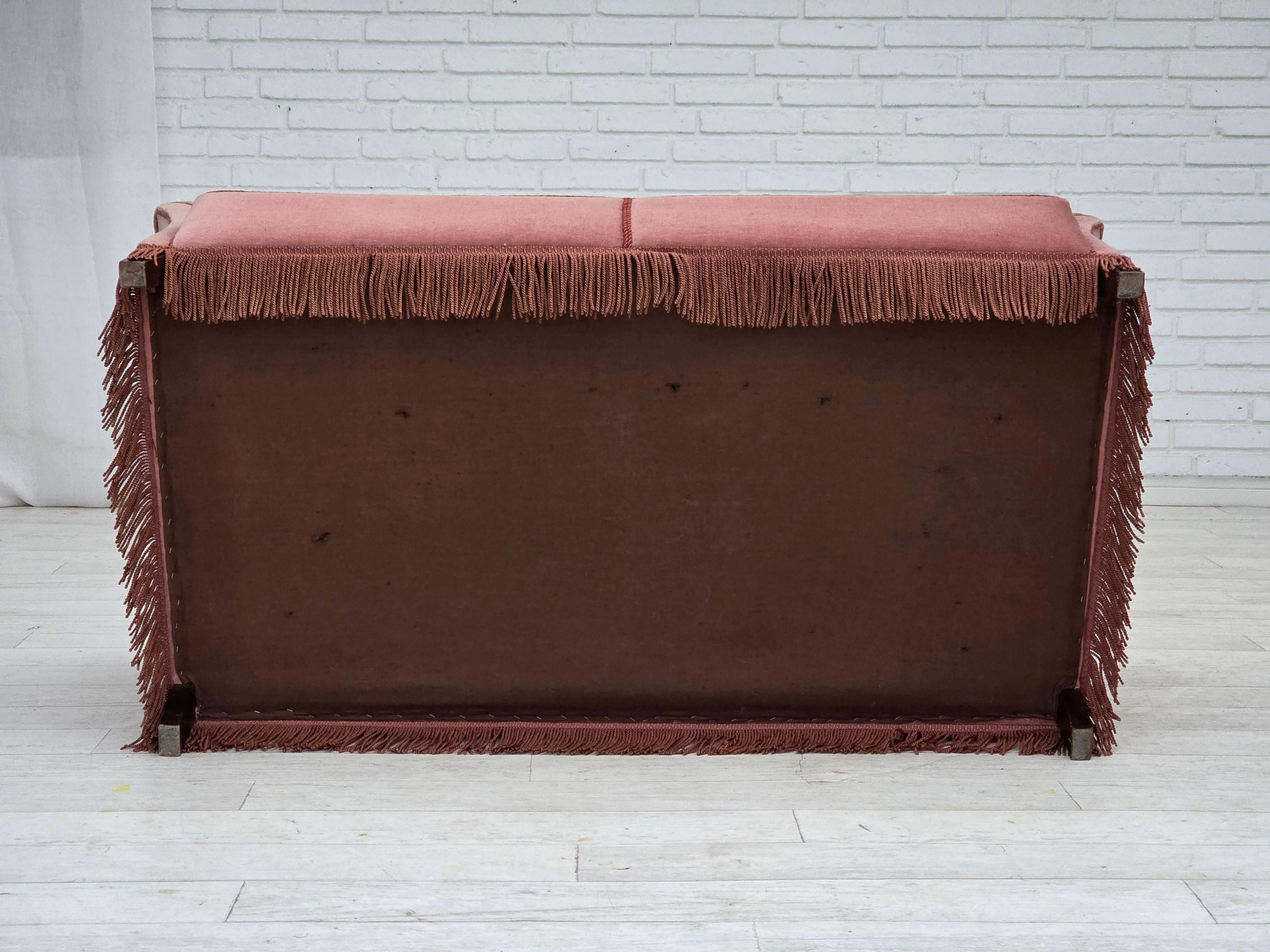 1970er, dänisches 2-Sitzer-Sofa, original lachsfarbener Möbelvelours. im Angebot 7