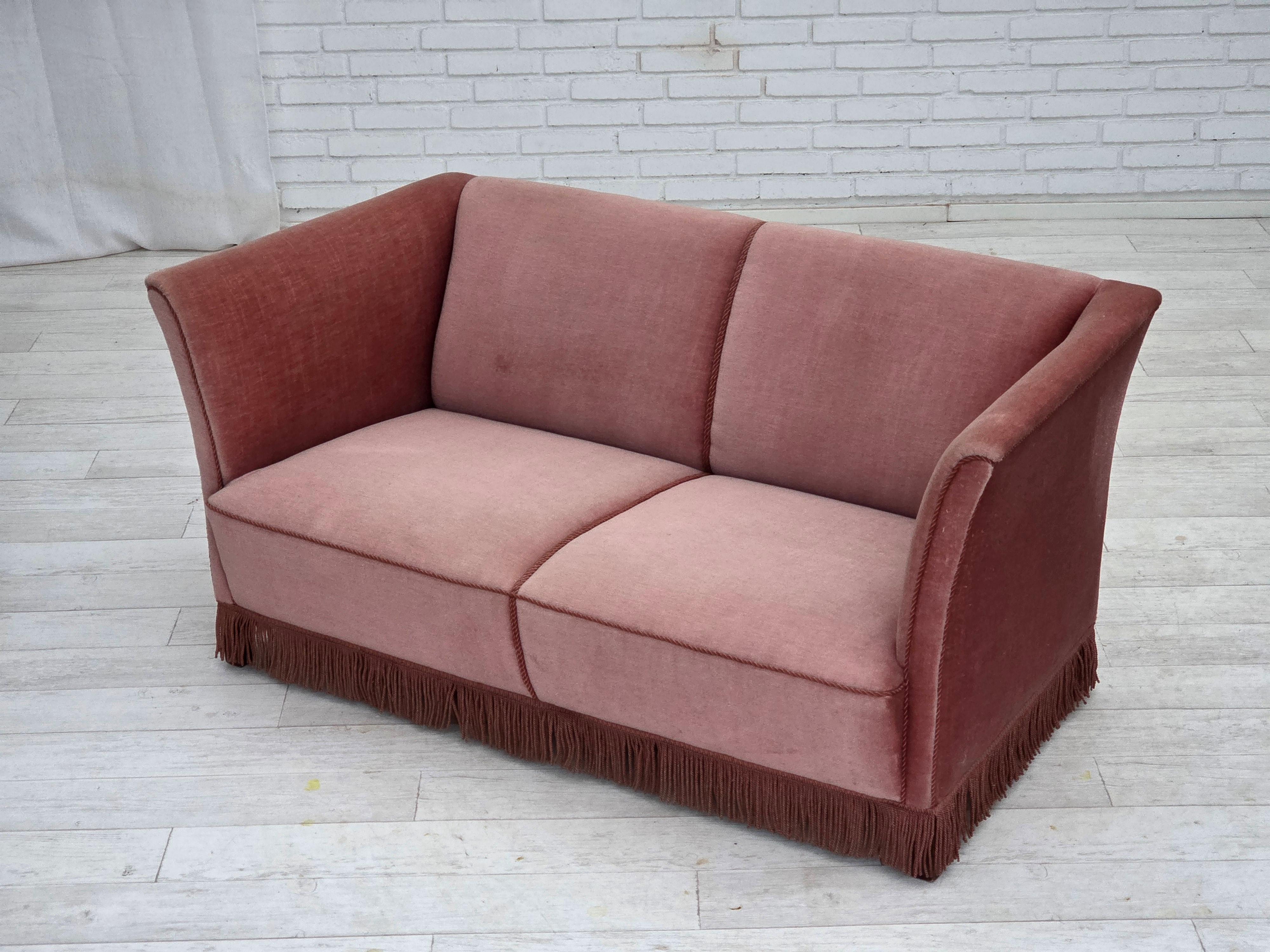 1970er, dänisches 2-Sitzer-Sofa, original lachsfarbener Möbelvelours. im Angebot 9
