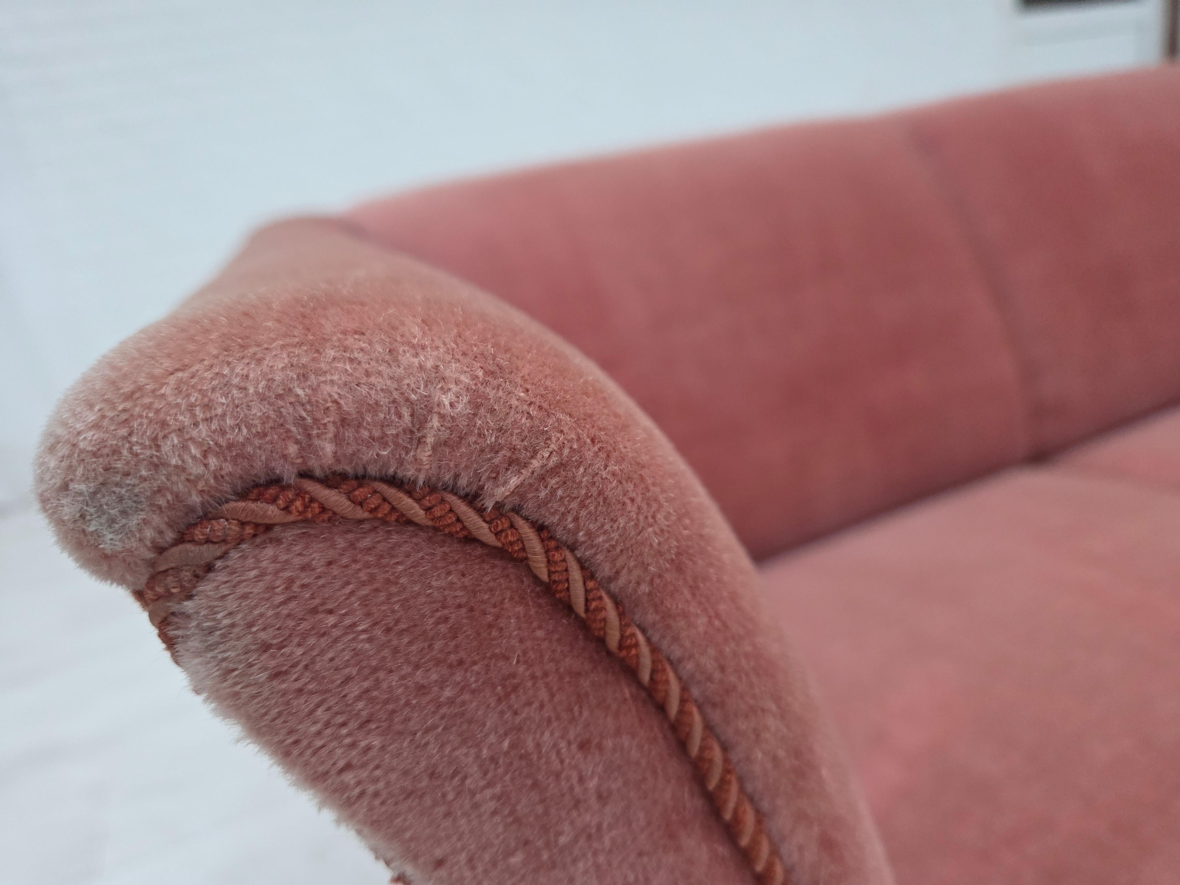 1970er, dänisches 2-Sitzer-Sofa, original lachsfarbener Möbelvelours. (Skandinavische Moderne) im Angebot