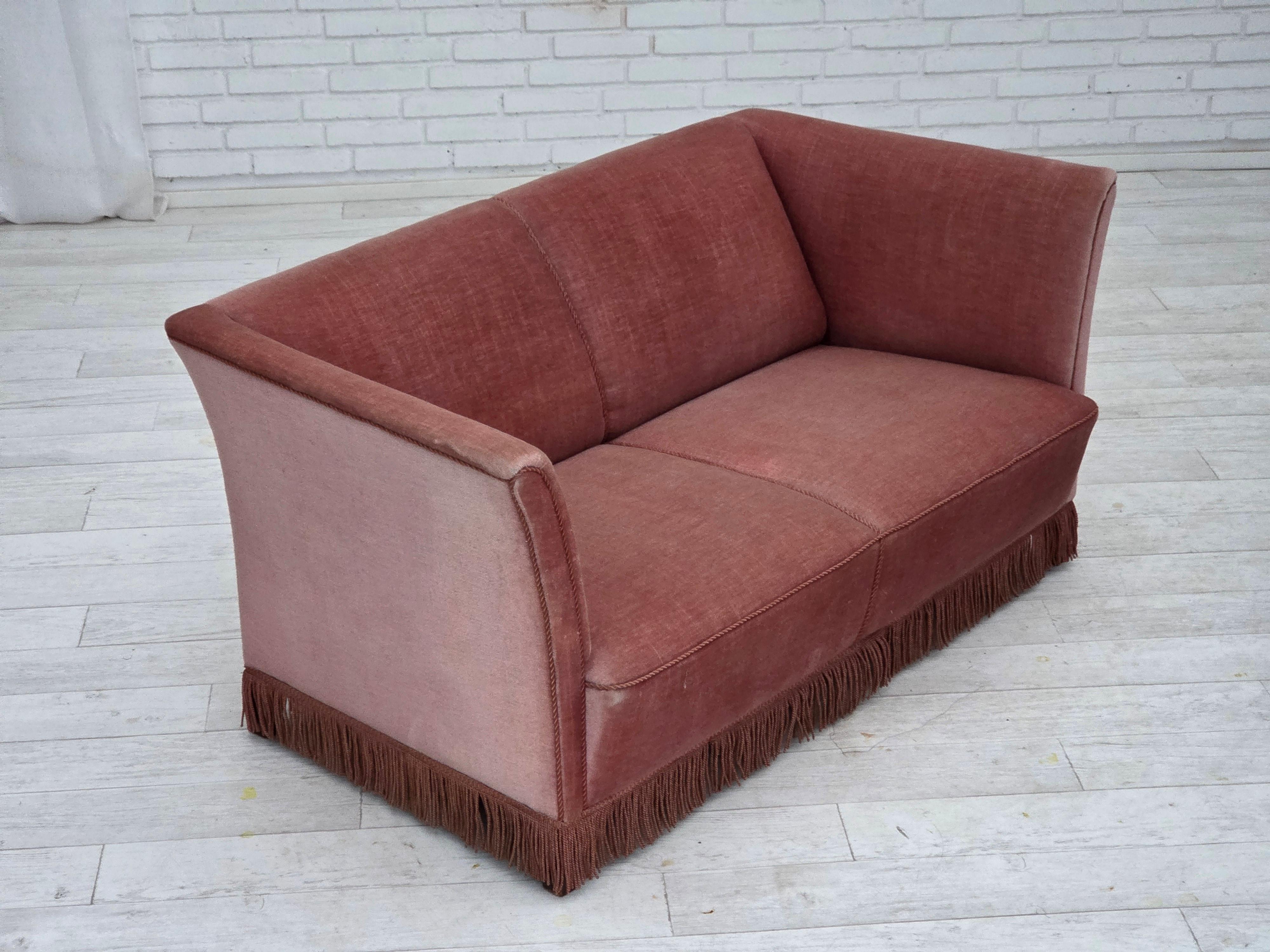 1970er, dänisches 2-Sitzer-Sofa, original lachsfarbener Möbelvelours. (Dänisch) im Angebot