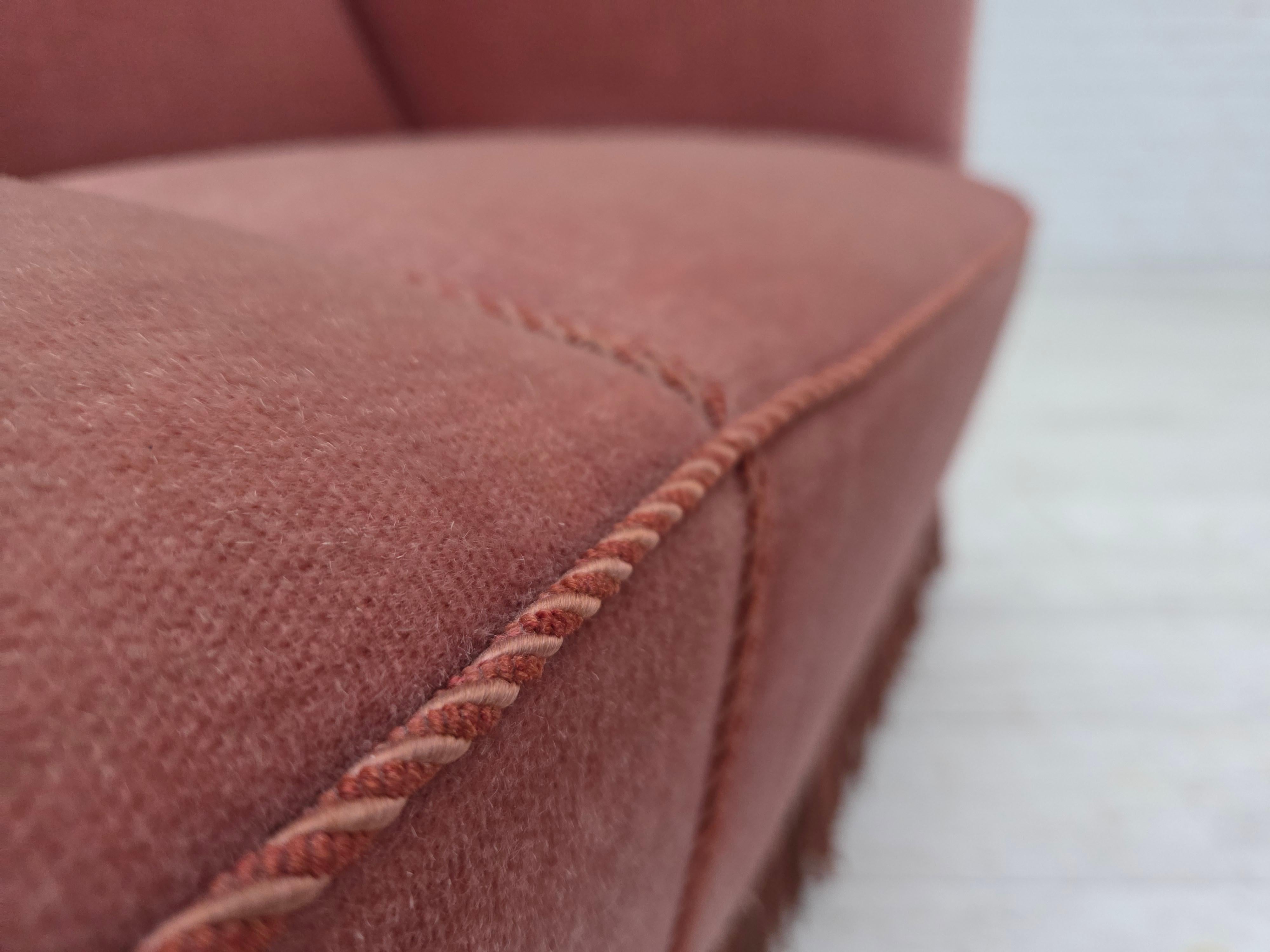 1970er, dänisches 2-Sitzer-Sofa, original lachsfarbener Möbelvelours. im Zustand „Gut“ im Angebot in Tarm, 82