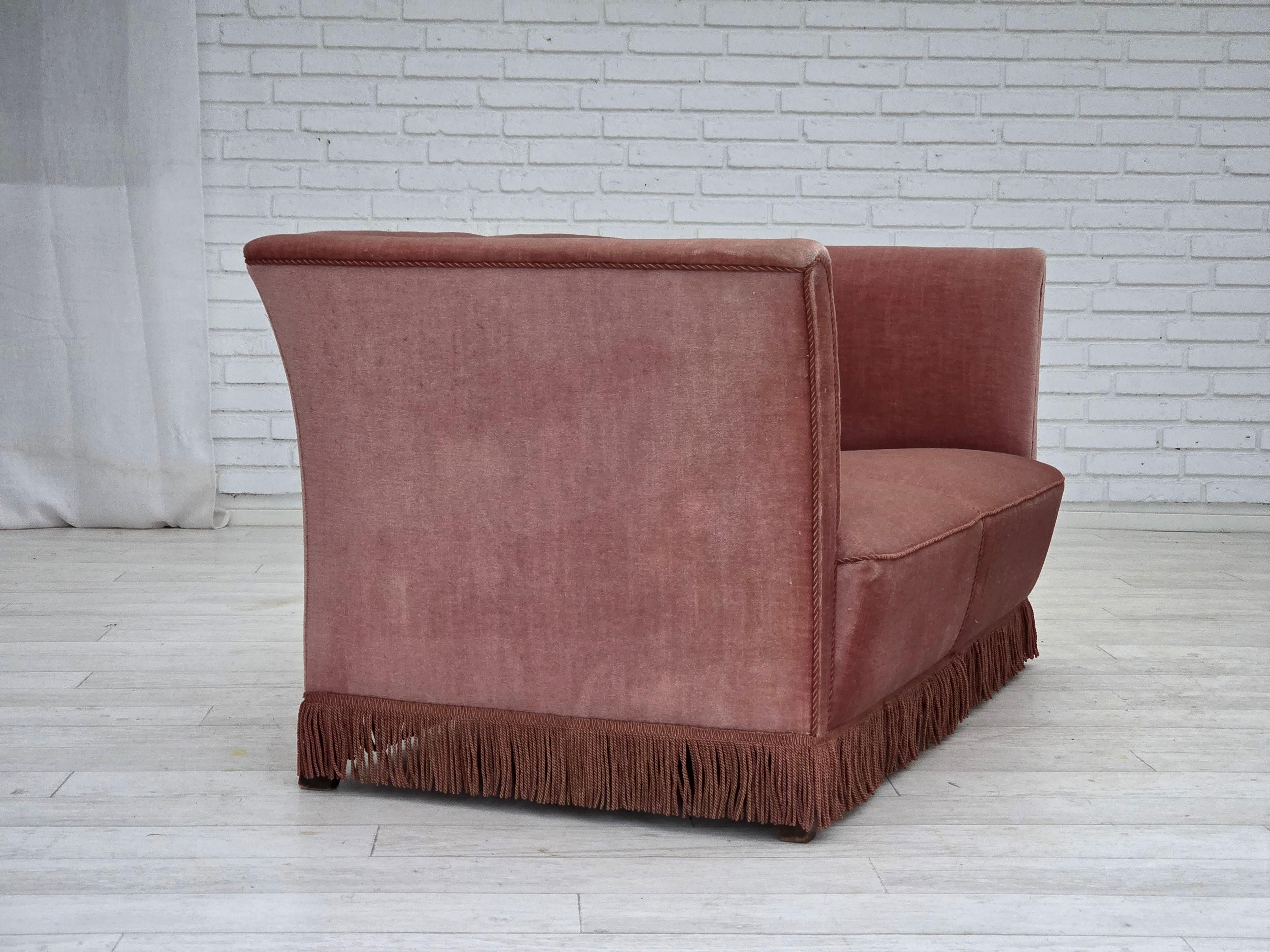 1970er, dänisches 2-Sitzer-Sofa, original lachsfarbener Möbelvelours. (Ende des 20. Jahrhunderts) im Angebot