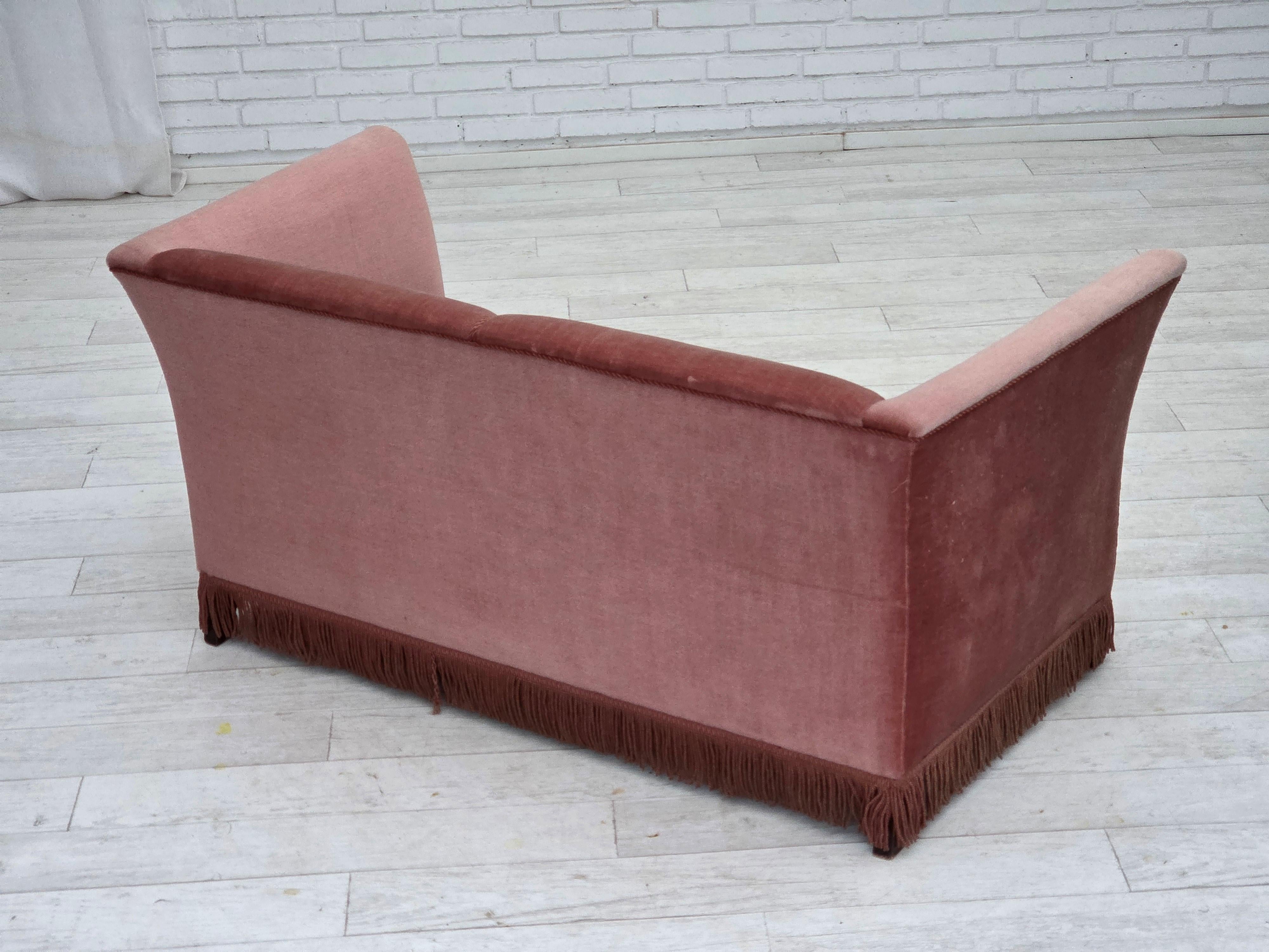 1970er, dänisches 2-Sitzer-Sofa, original lachsfarbener Möbelvelours. (Samt) im Angebot