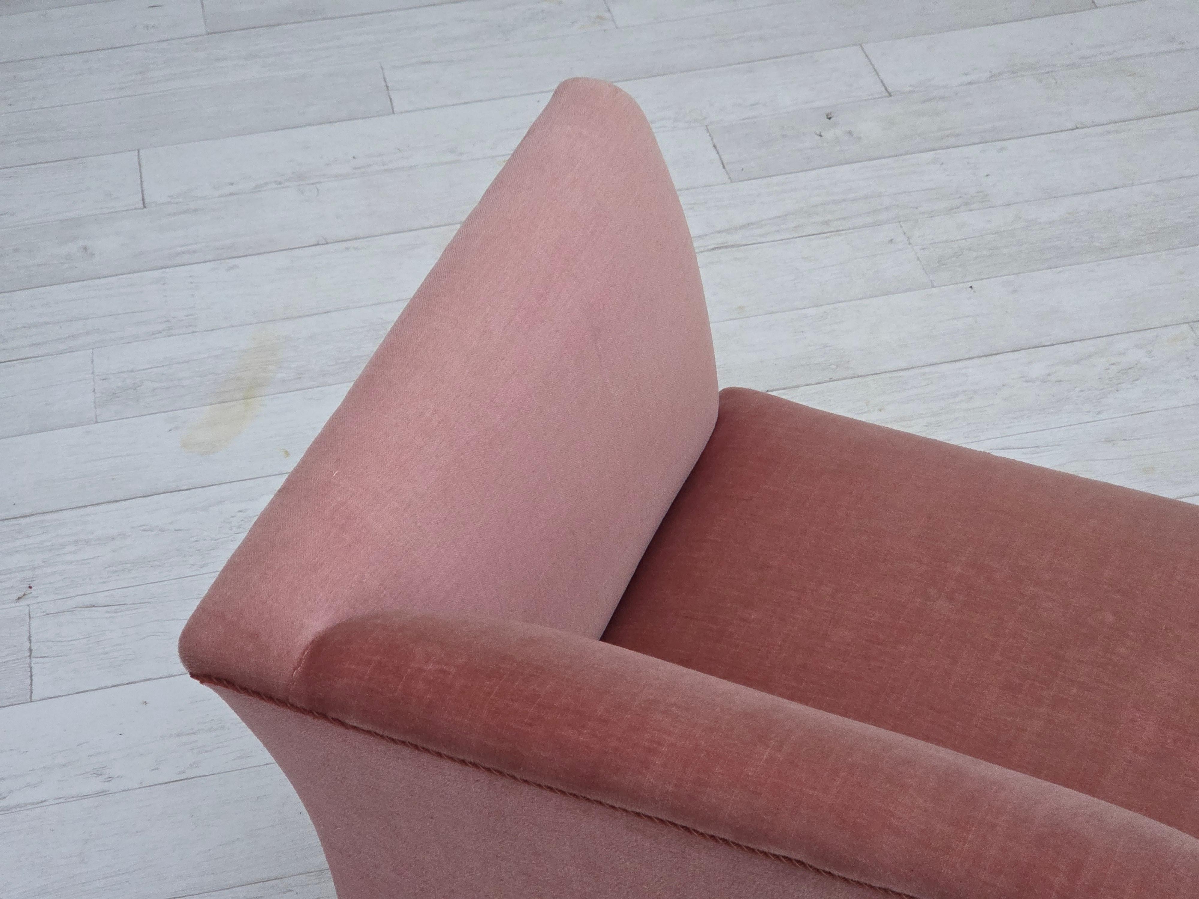 1970er, dänisches 2-Sitzer-Sofa, original lachsfarbener Möbelvelours. im Angebot 2