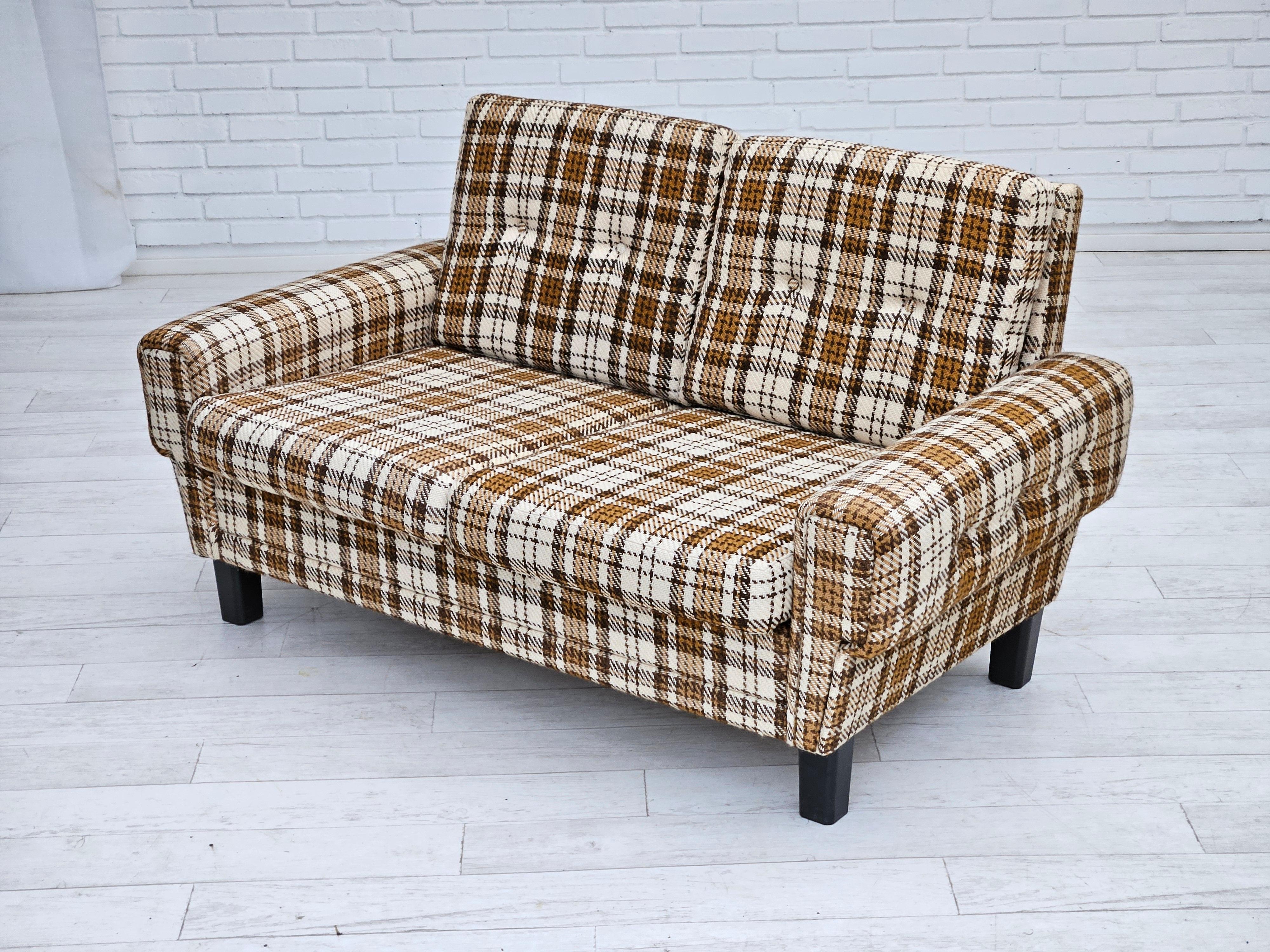 1970er Jahre, Dänisches 2-Sitzer-Sofa, originaler sehr guter Zustand, Möbelwolle. im Angebot 4