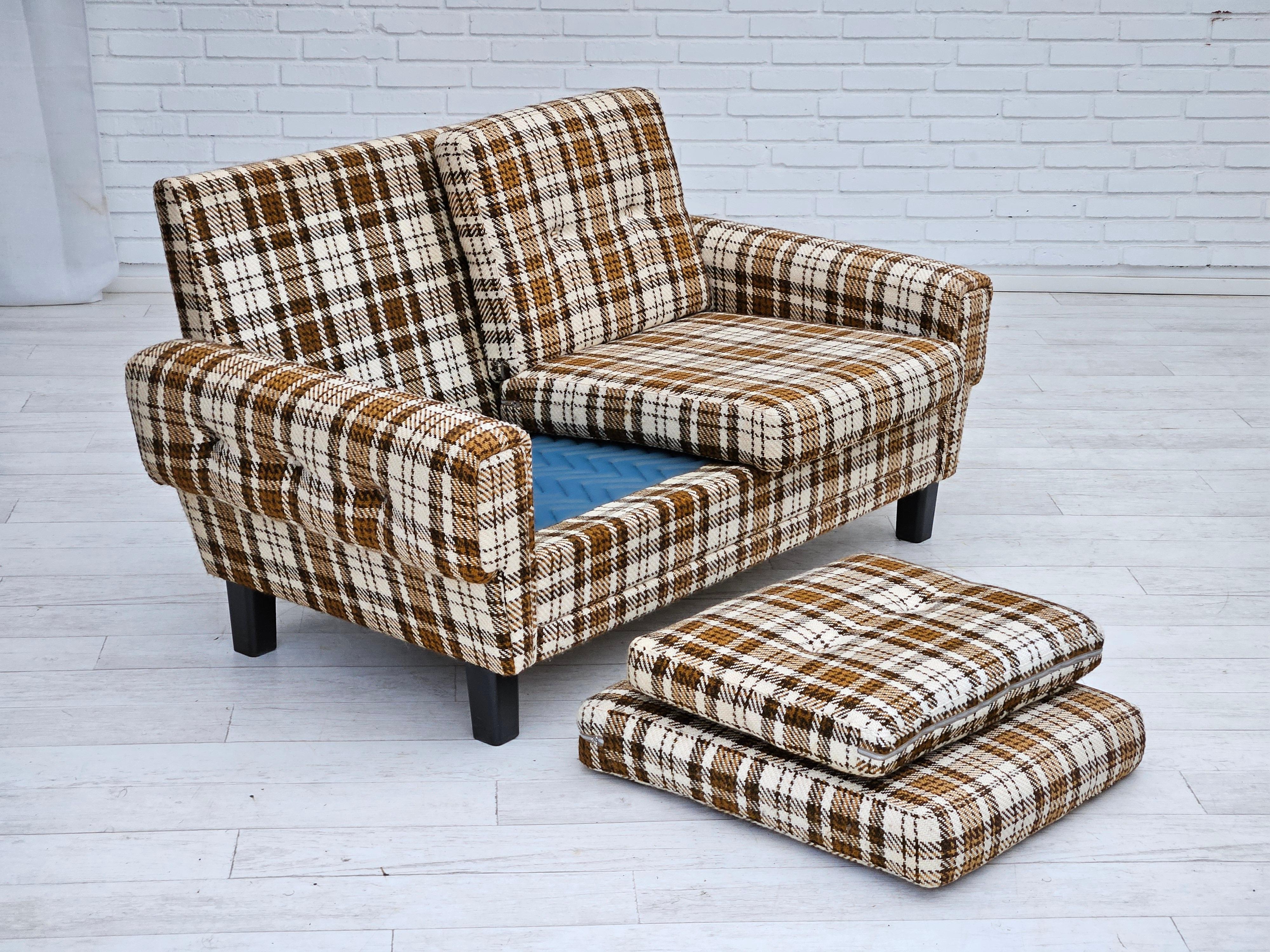 1970er Jahre, Dänisches 2-Sitzer-Sofa, originaler sehr guter Zustand, Möbelwolle. im Angebot 5