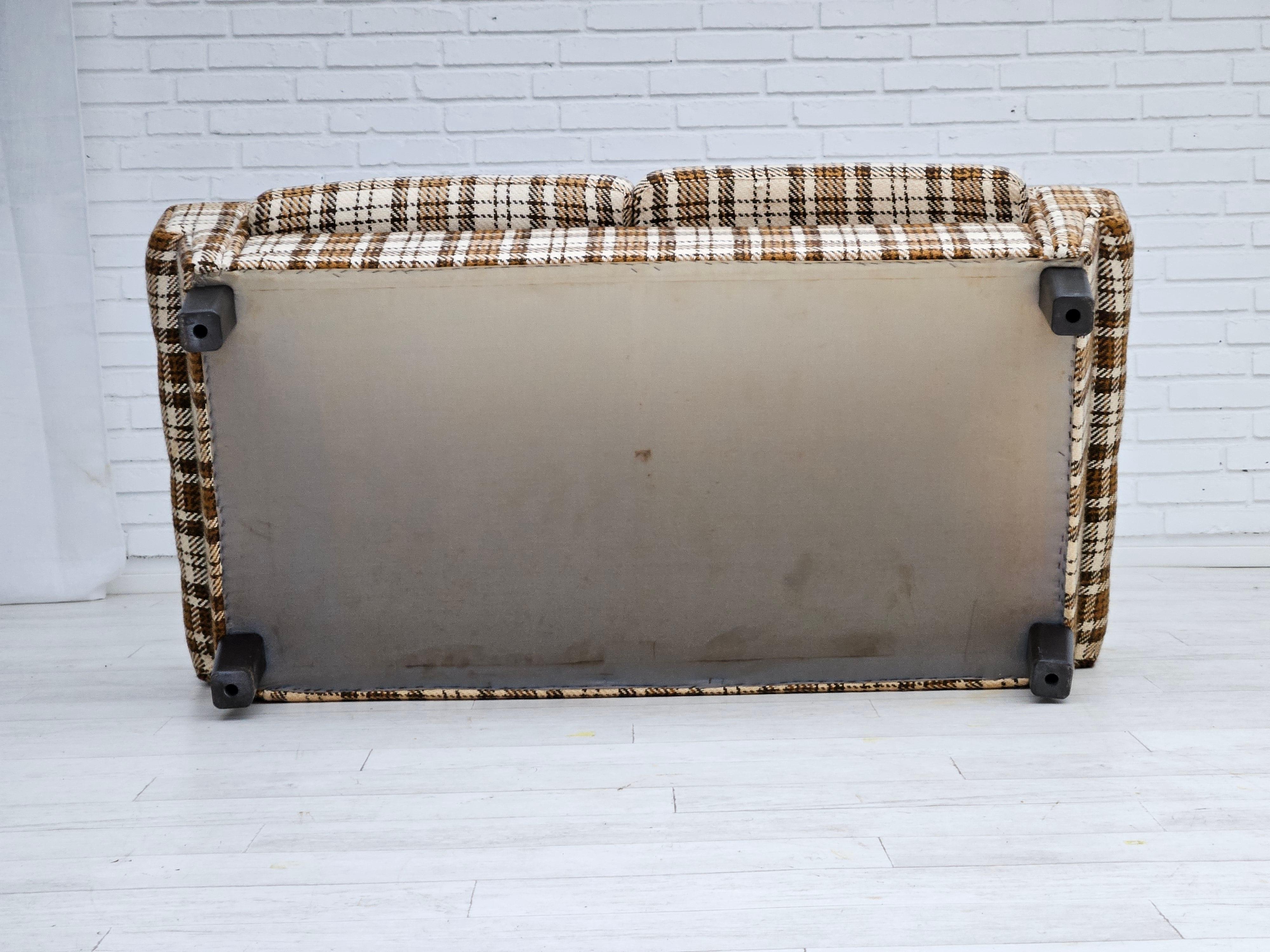 1970er Jahre, Dänisches 2-Sitzer-Sofa, originaler sehr guter Zustand, Möbelwolle. im Angebot 6