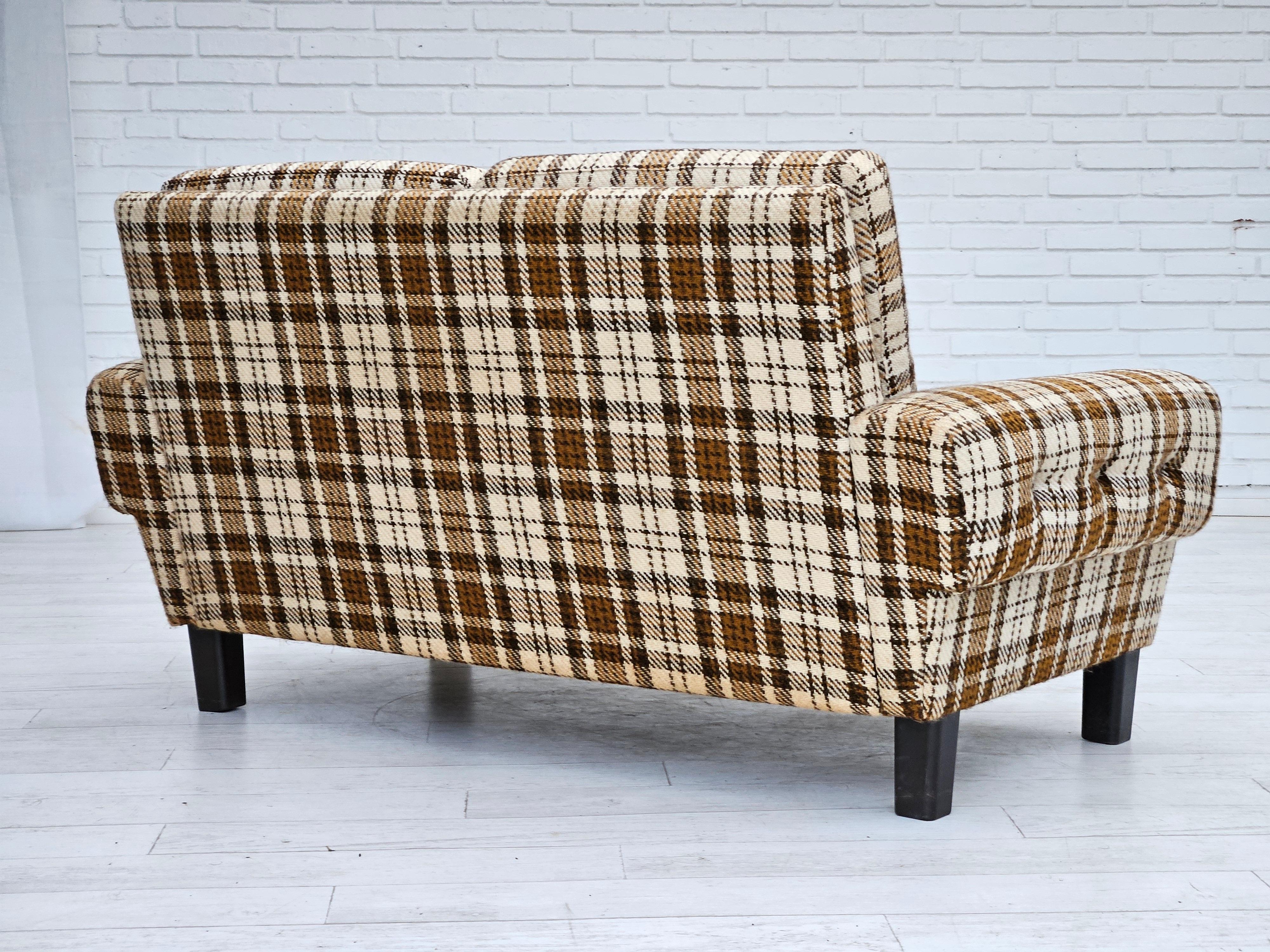 1970er Jahre, Dänisches 2-Sitzer-Sofa, originaler sehr guter Zustand, Möbelwolle. im Angebot 11