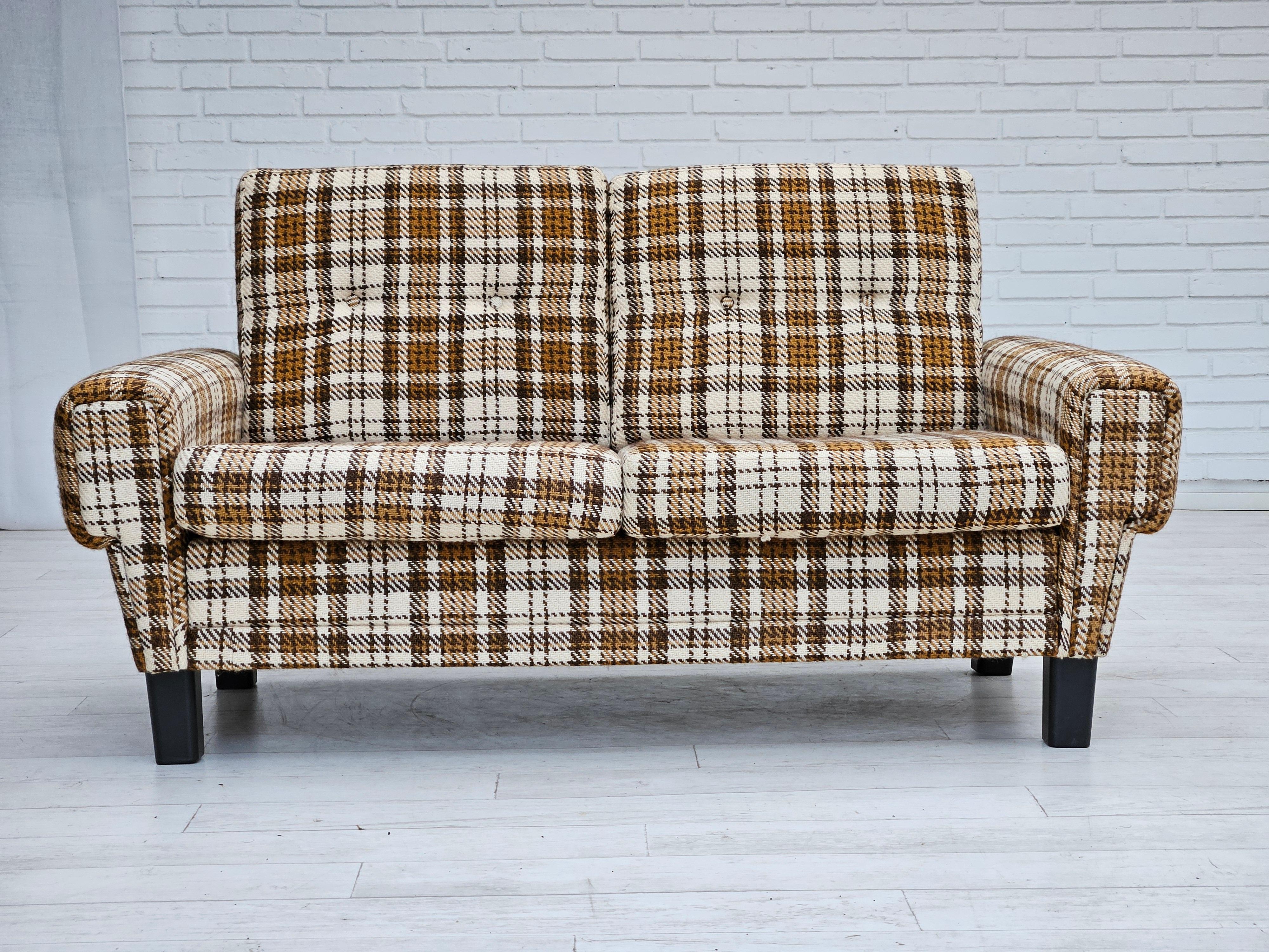 1970er Jahre, Dänisches 2-Sitzer-Sofa, originaler sehr guter Zustand, Möbelwolle. (Skandinavische Moderne) im Angebot