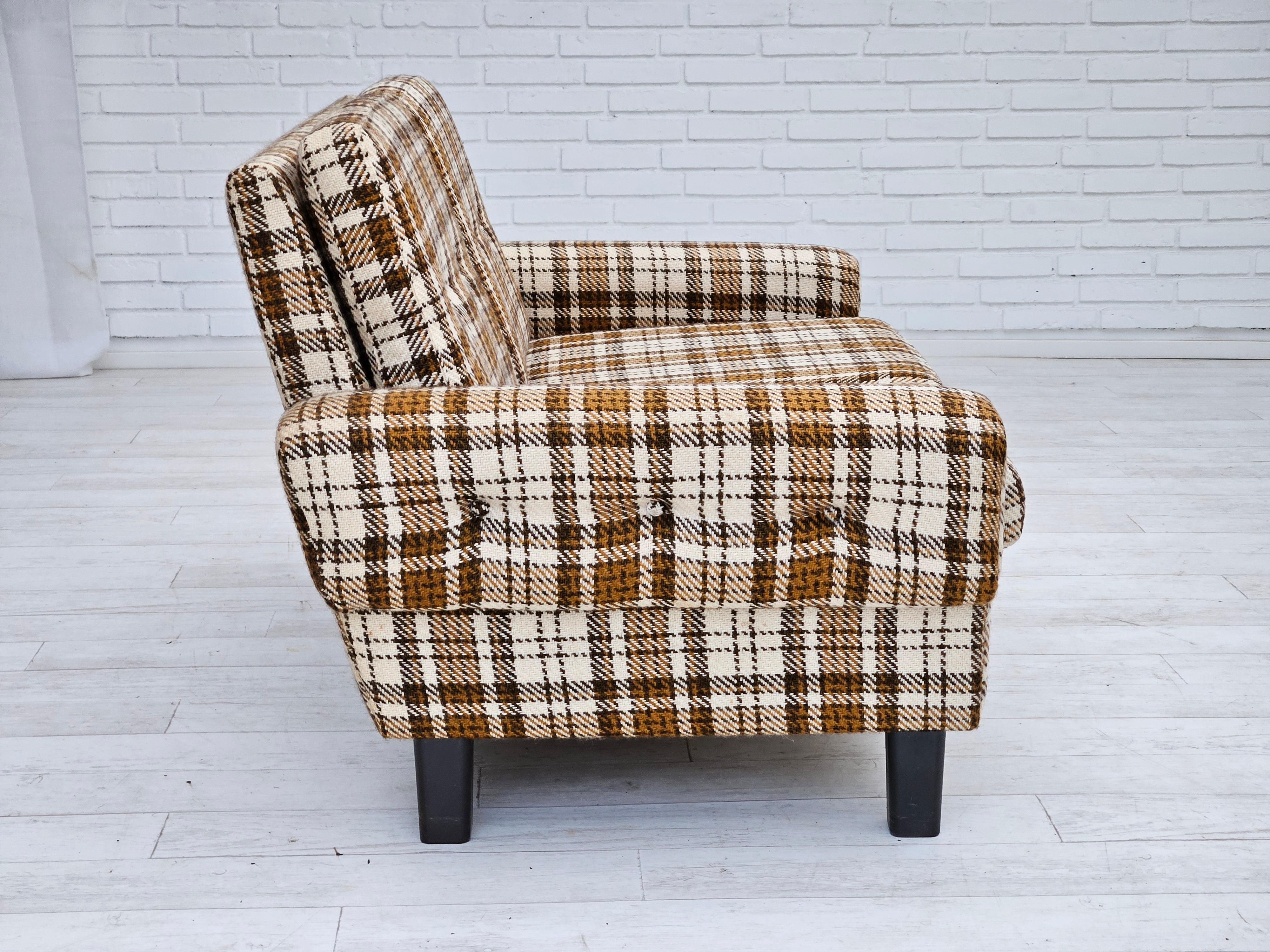 1970er Jahre, Dänisches 2-Sitzer-Sofa, originaler sehr guter Zustand, Möbelwolle. (Ende des 20. Jahrhunderts) im Angebot
