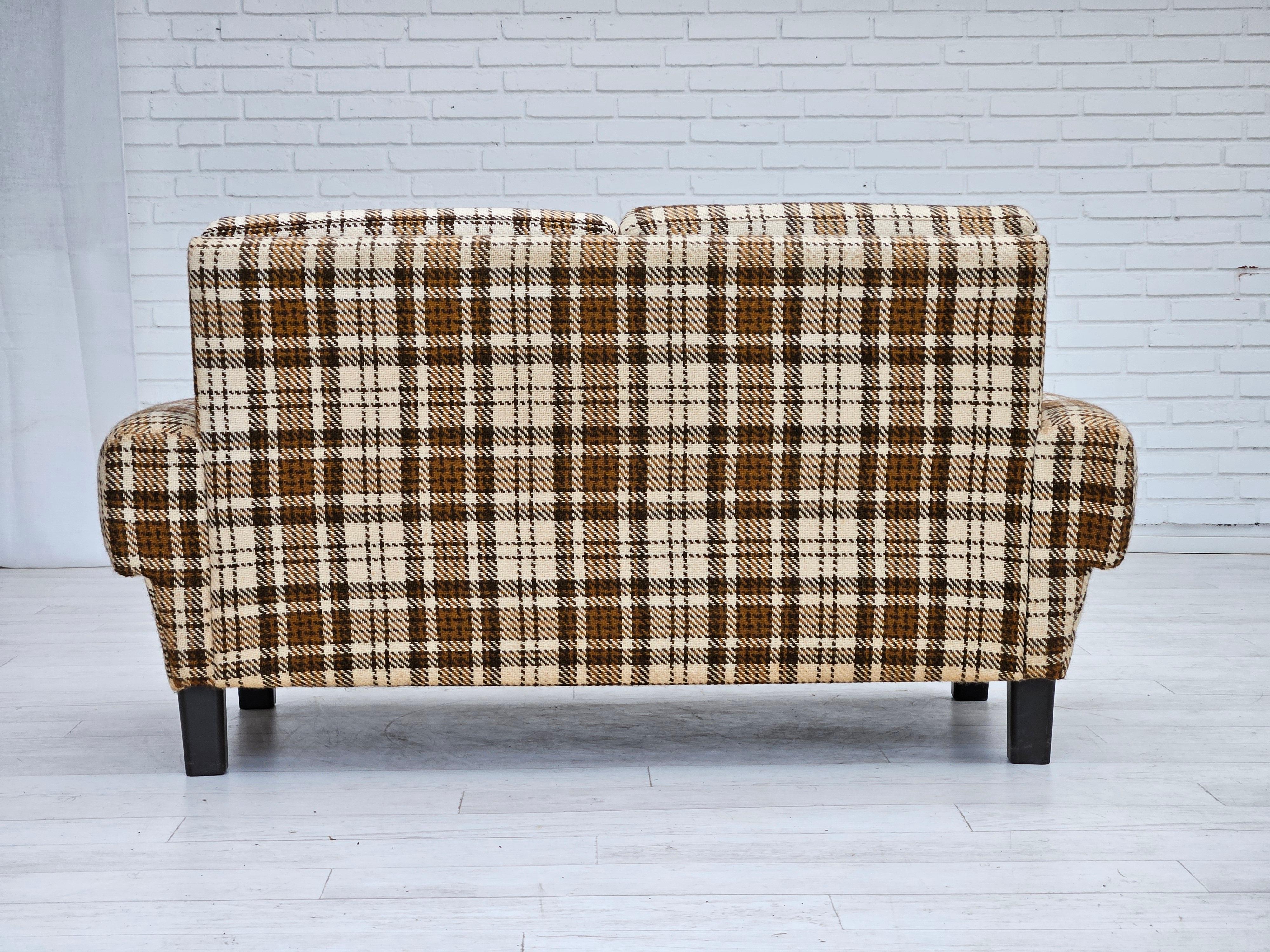1970er Jahre, Dänisches 2-Sitzer-Sofa, originaler sehr guter Zustand, Möbelwolle. (Stoff) im Angebot