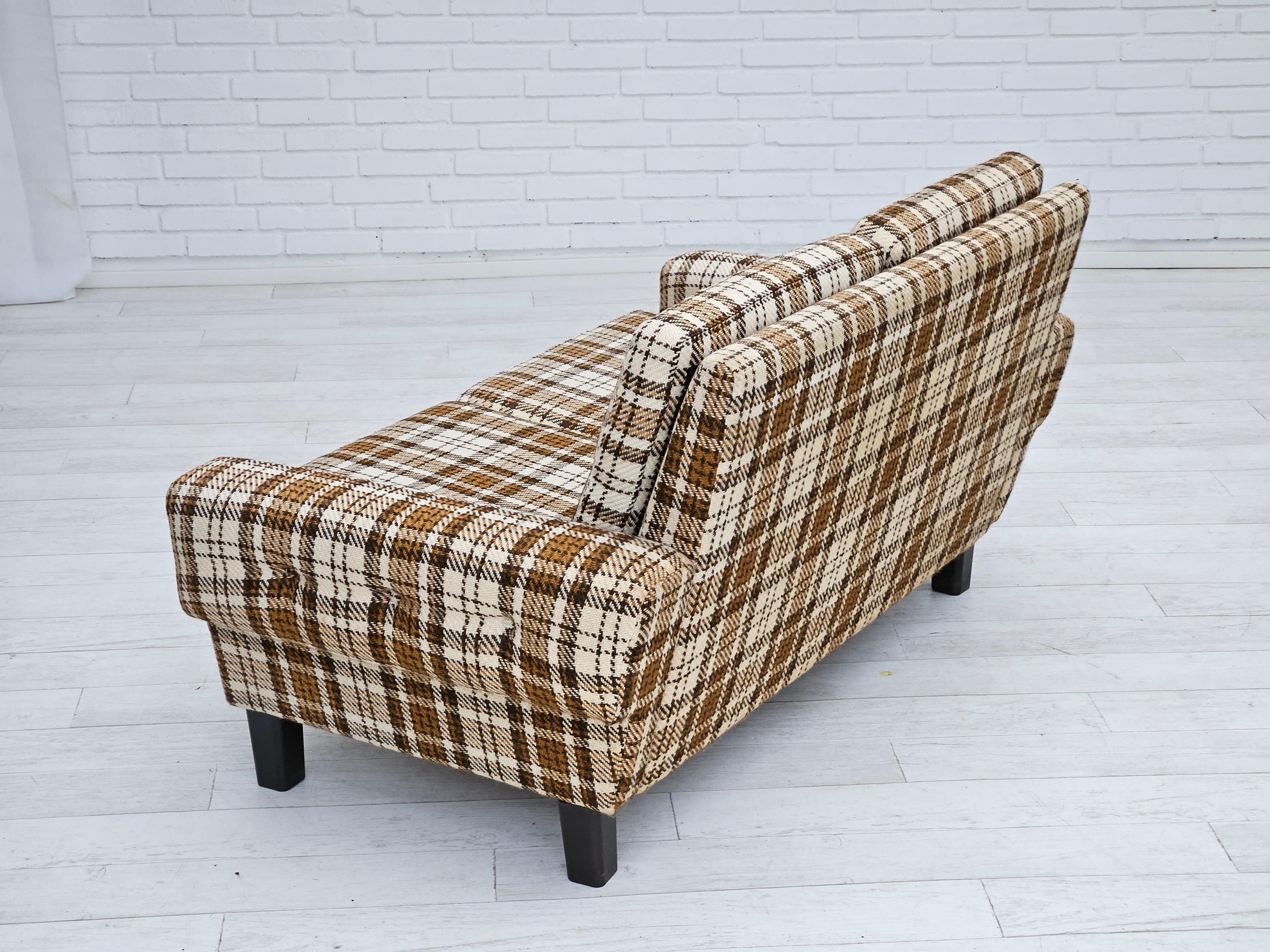 1970er Jahre, Dänisches 2-Sitzer-Sofa, originaler sehr guter Zustand, Möbelwolle. im Angebot 1