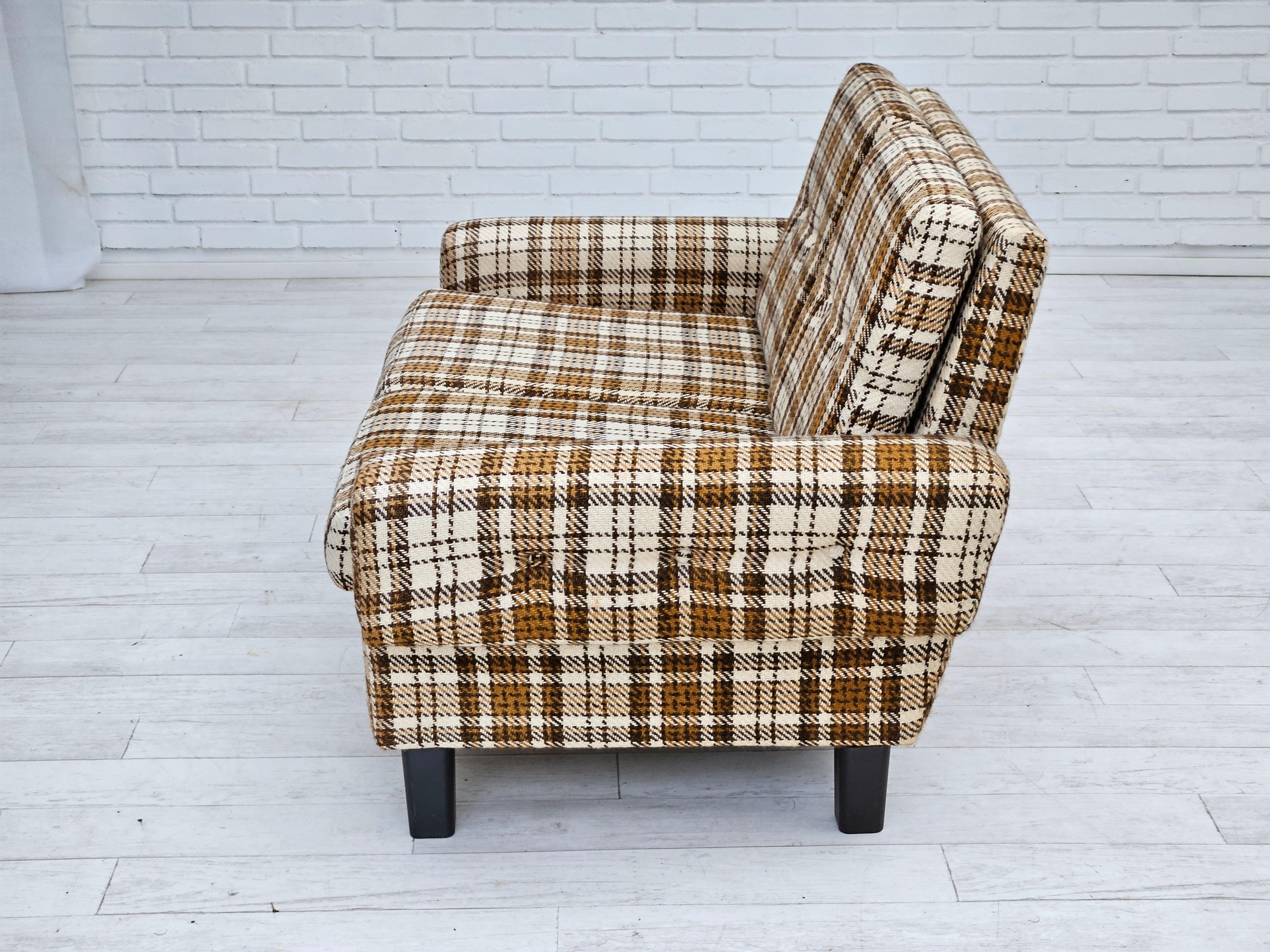 1970er Jahre, Dänisches 2-Sitzer-Sofa, originaler sehr guter Zustand, Möbelwolle. im Angebot 2