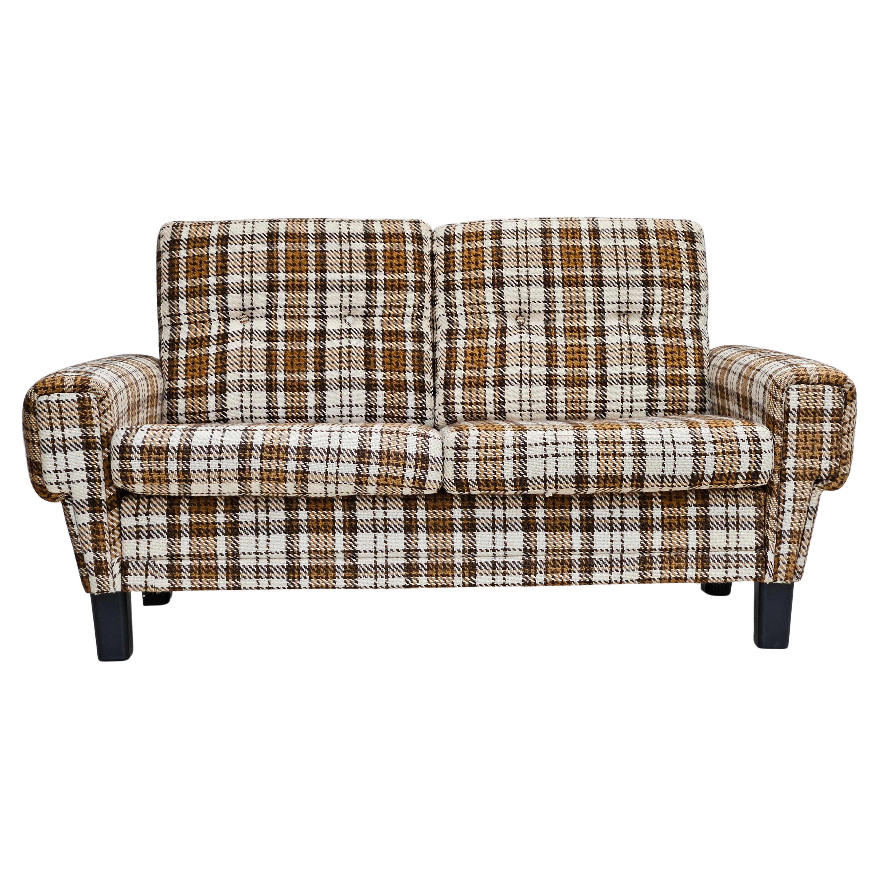 1970er Jahre, Dänisches 2-Sitzer-Sofa, originaler sehr guter Zustand, Möbelwolle. im Angebot