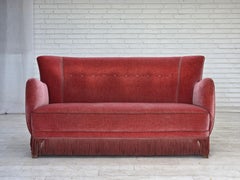 1970er Jahre, Dänisches 2-Sitzer-Sofa, lachsfarbener Möbelvelours, Eichenholz.