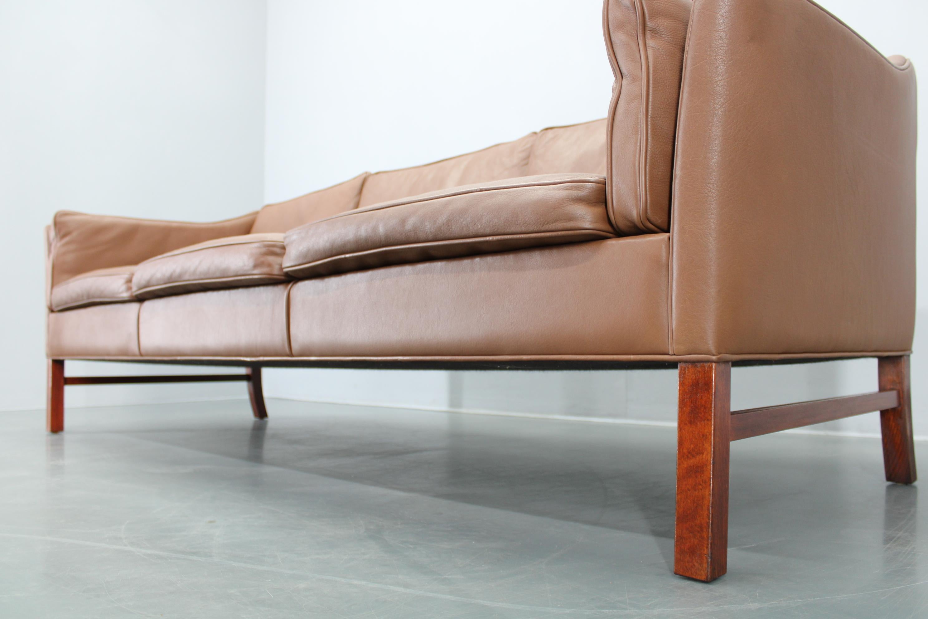 Divano danese a 3 posti in pelle marrone con struttura in Beeche degli anni '70 in vendita 3