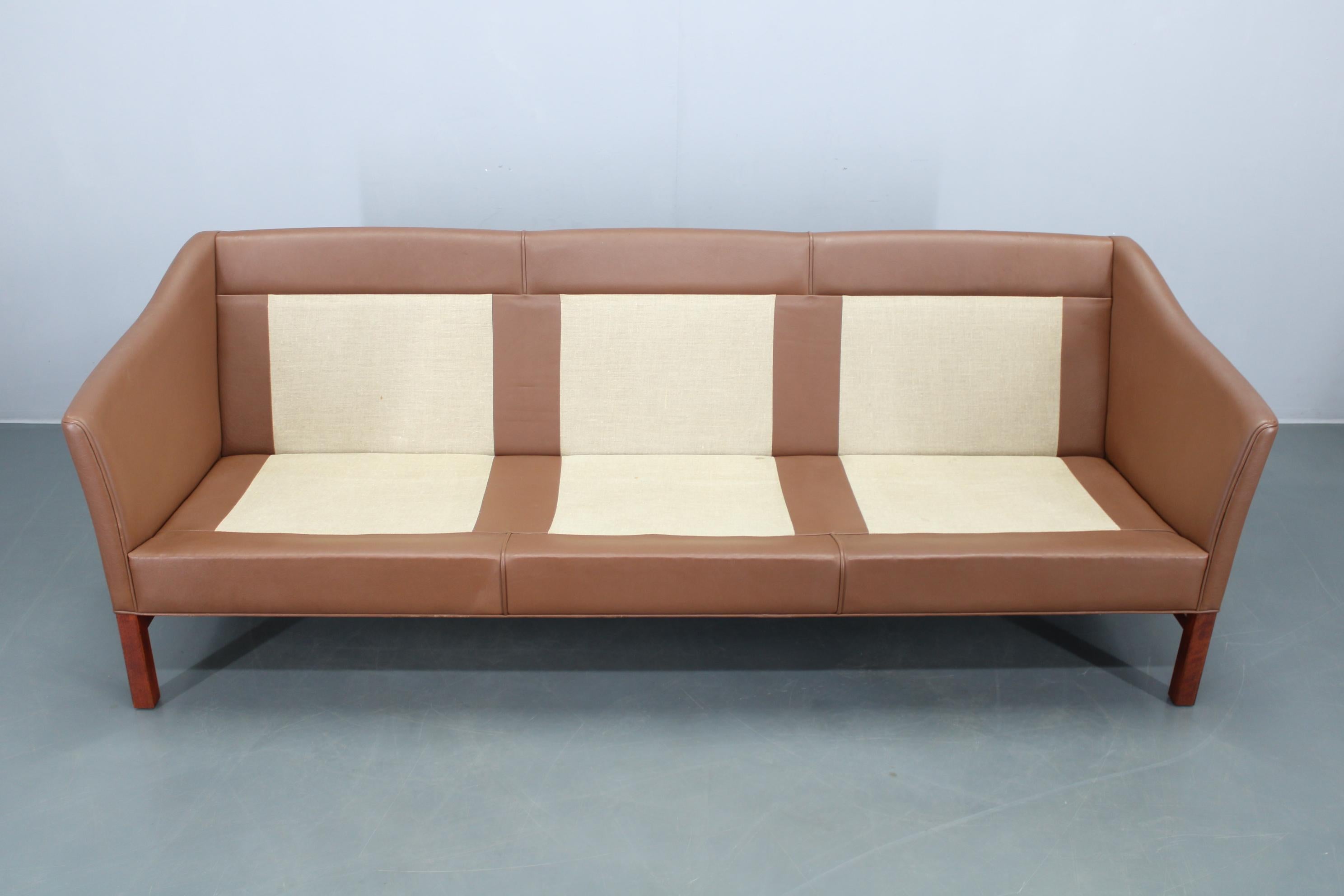 Divano danese a 3 posti in pelle marrone con struttura in Beeche degli anni '70 in vendita 4