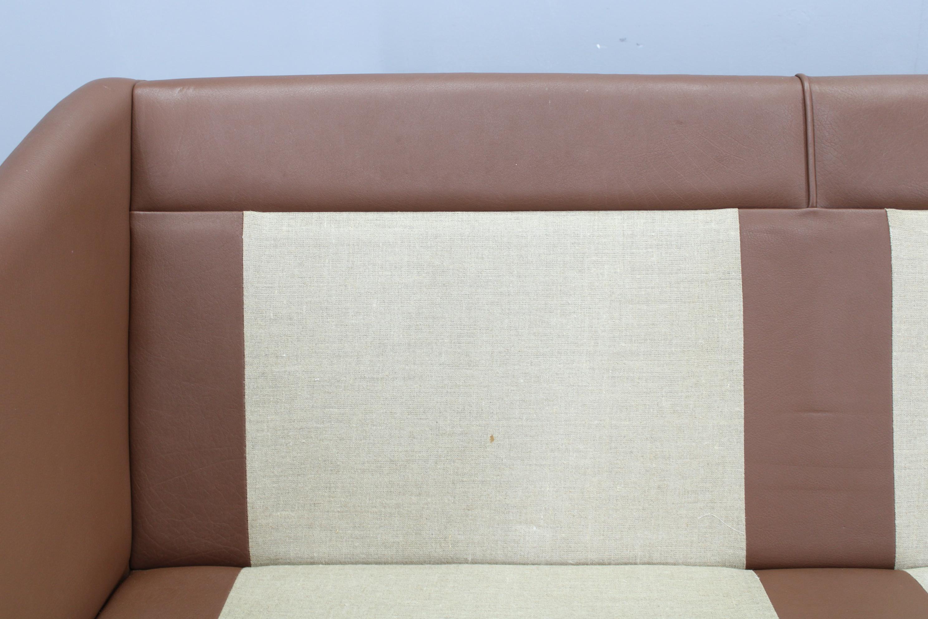 Divano danese a 3 posti in pelle marrone con struttura in Beeche degli anni '70 in vendita 5