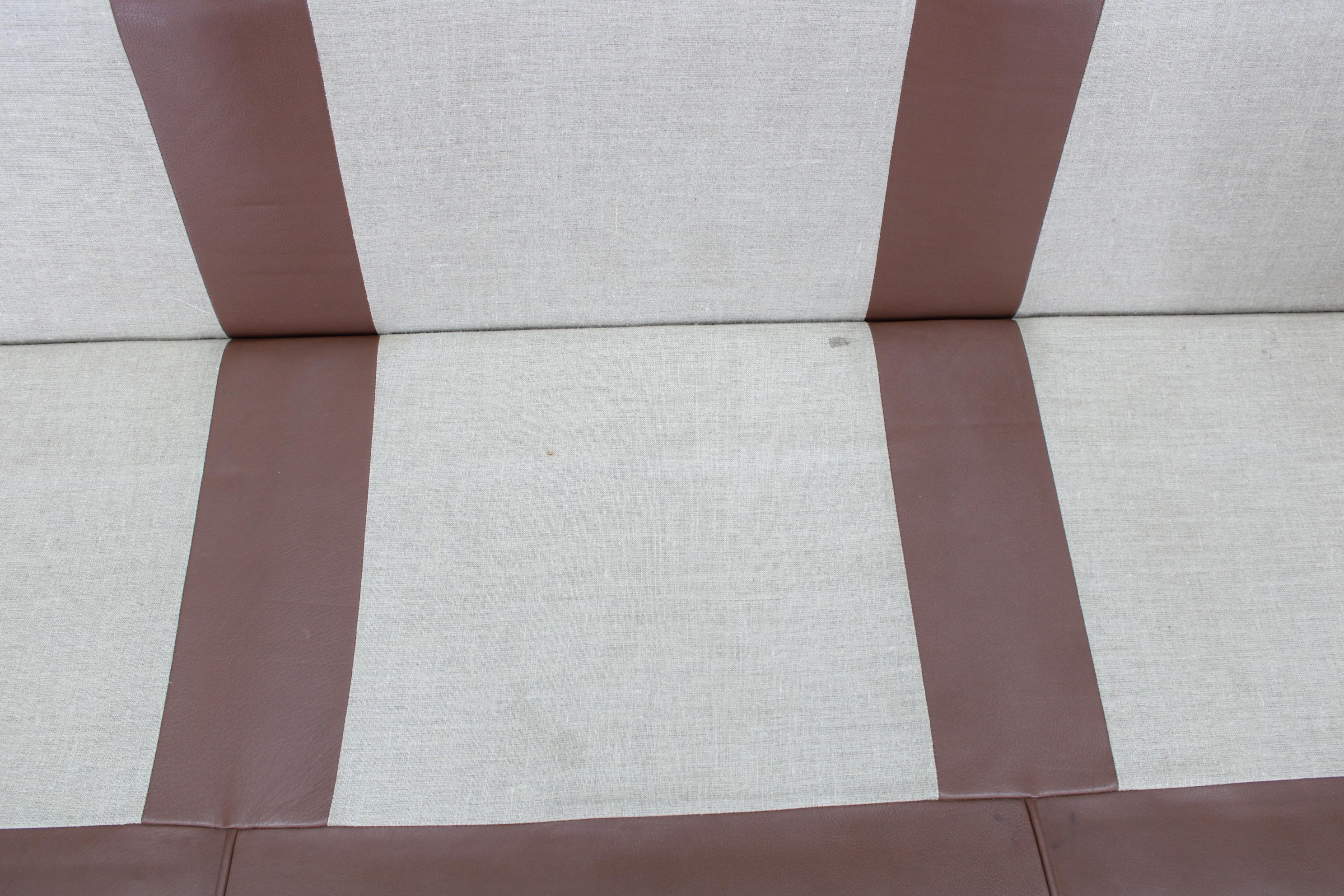 Divano danese a 3 posti in pelle marrone con struttura in Beeche degli anni '70 in vendita 6