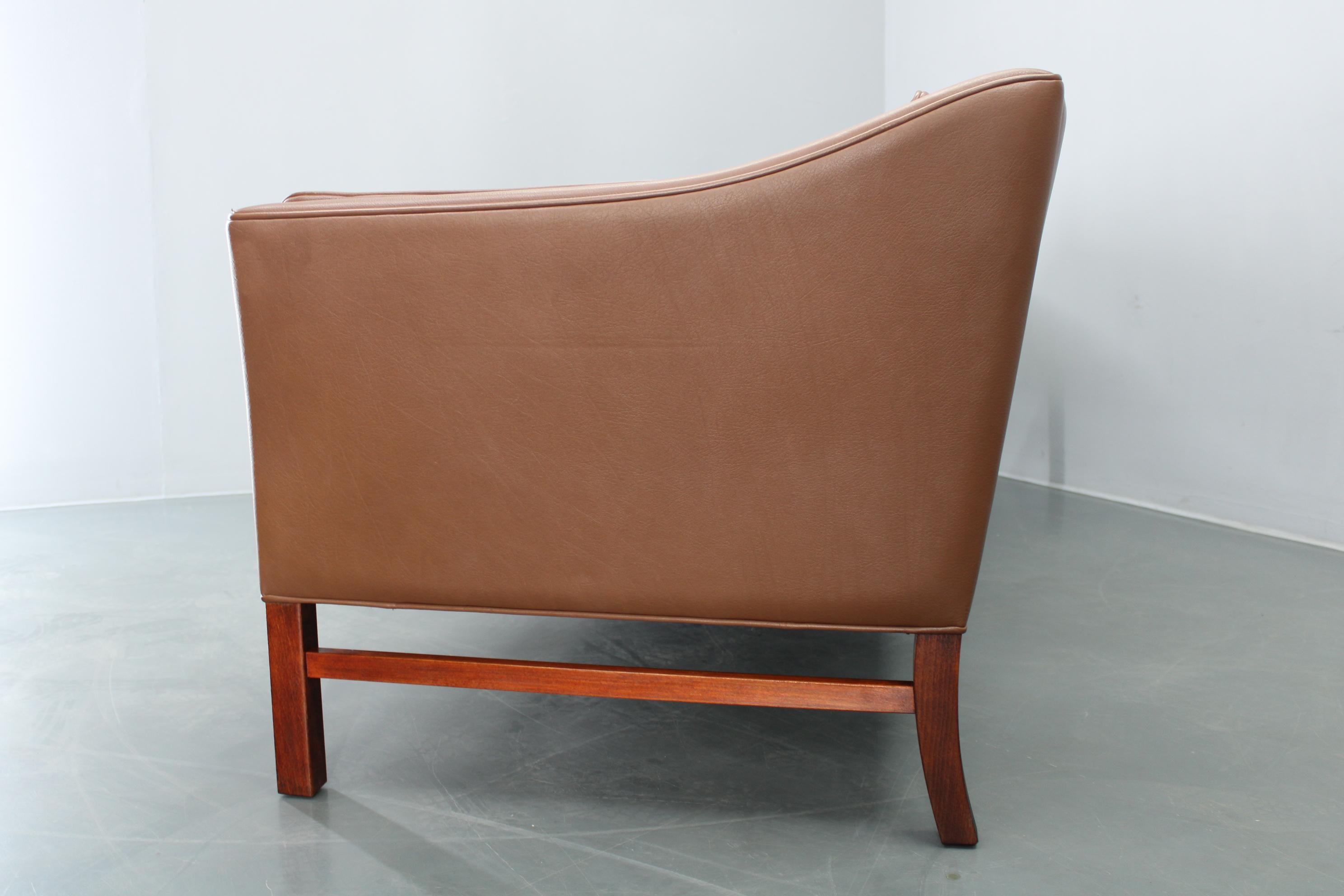 Divano danese a 3 posti in pelle marrone con struttura in Beeche degli anni '70 in vendita 10