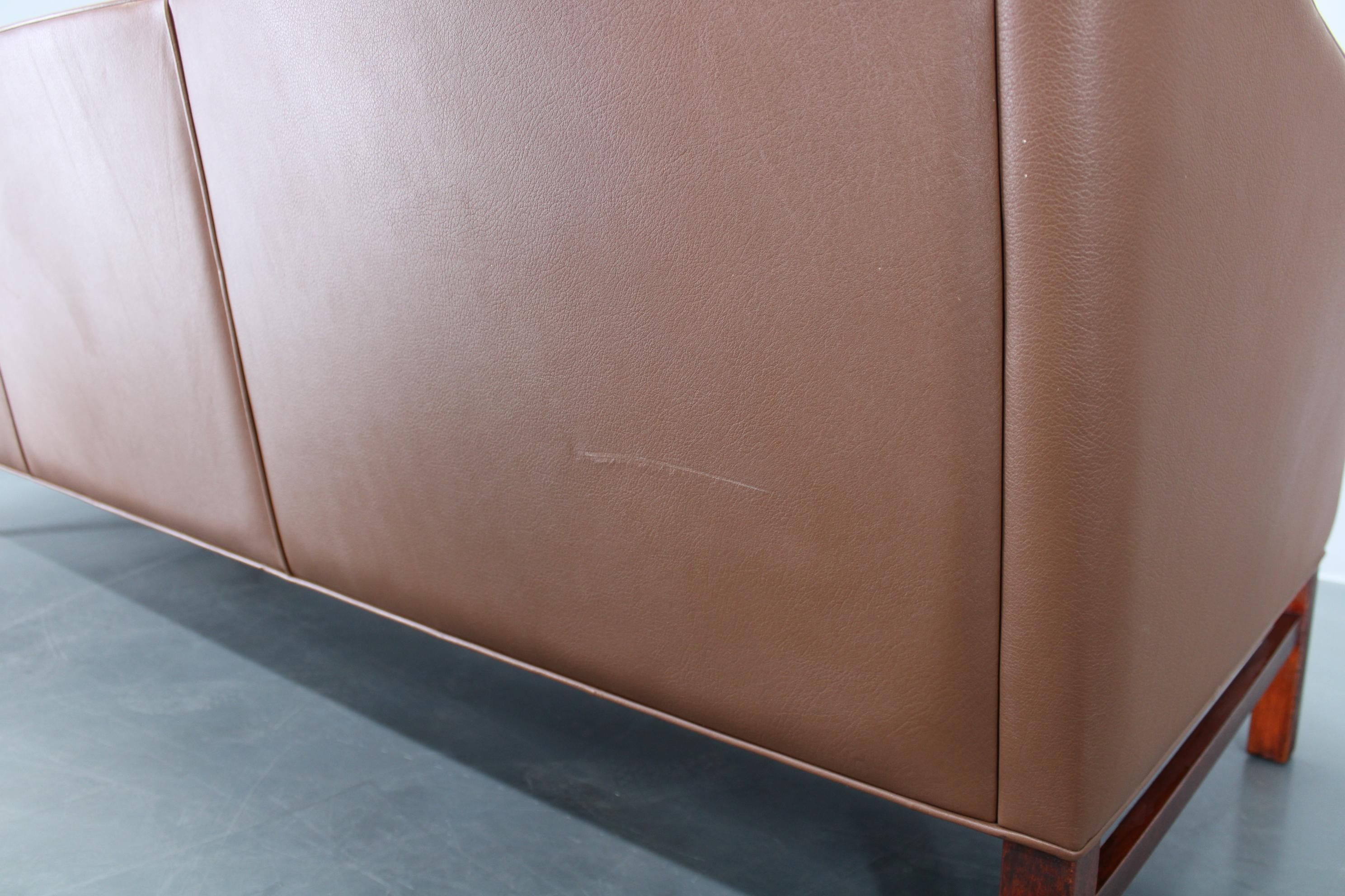 Divano danese a 3 posti in pelle marrone con struttura in Beeche degli anni '70 in vendita 12