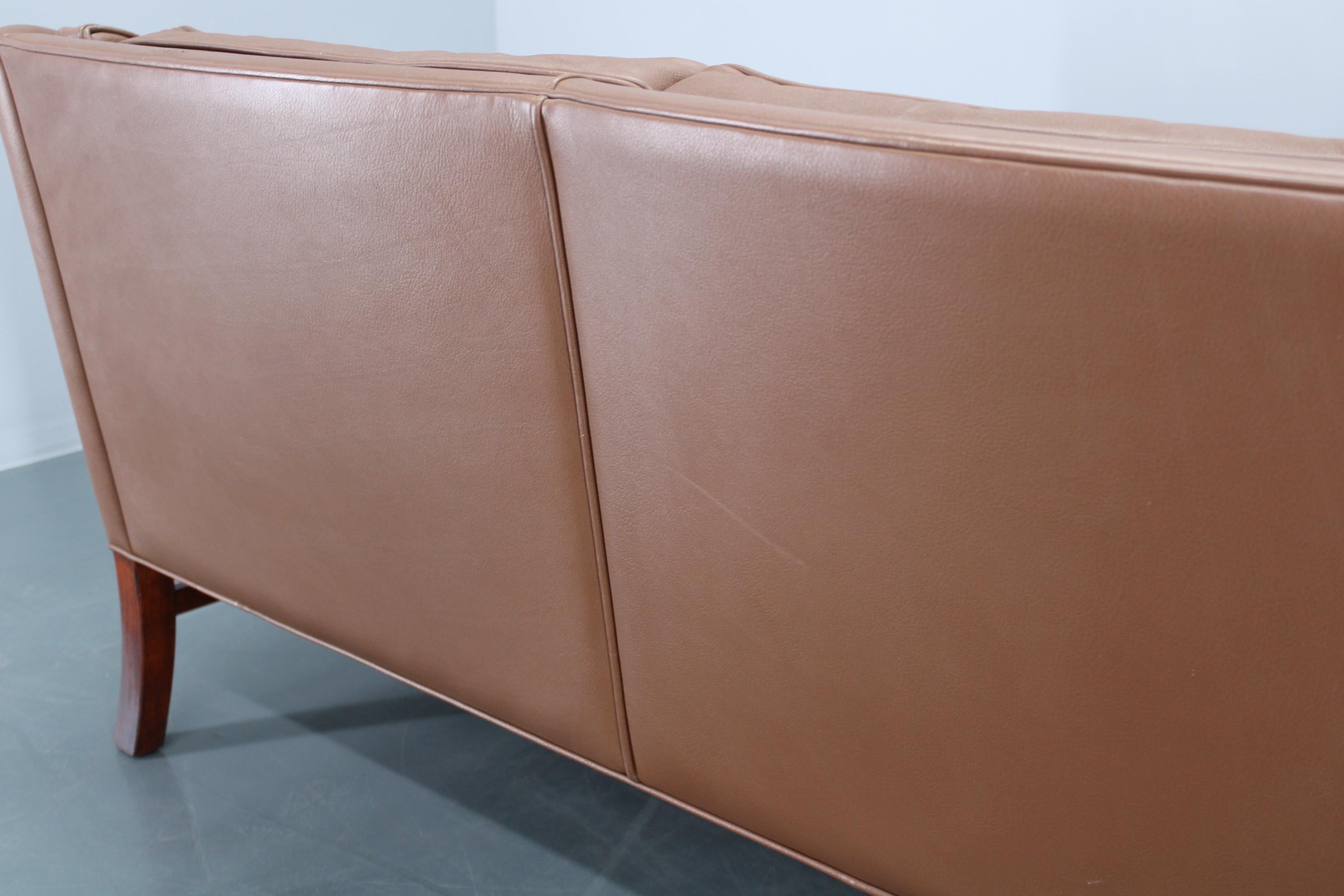 Divano danese a 3 posti in pelle marrone con struttura in Beeche degli anni '70 in vendita 13