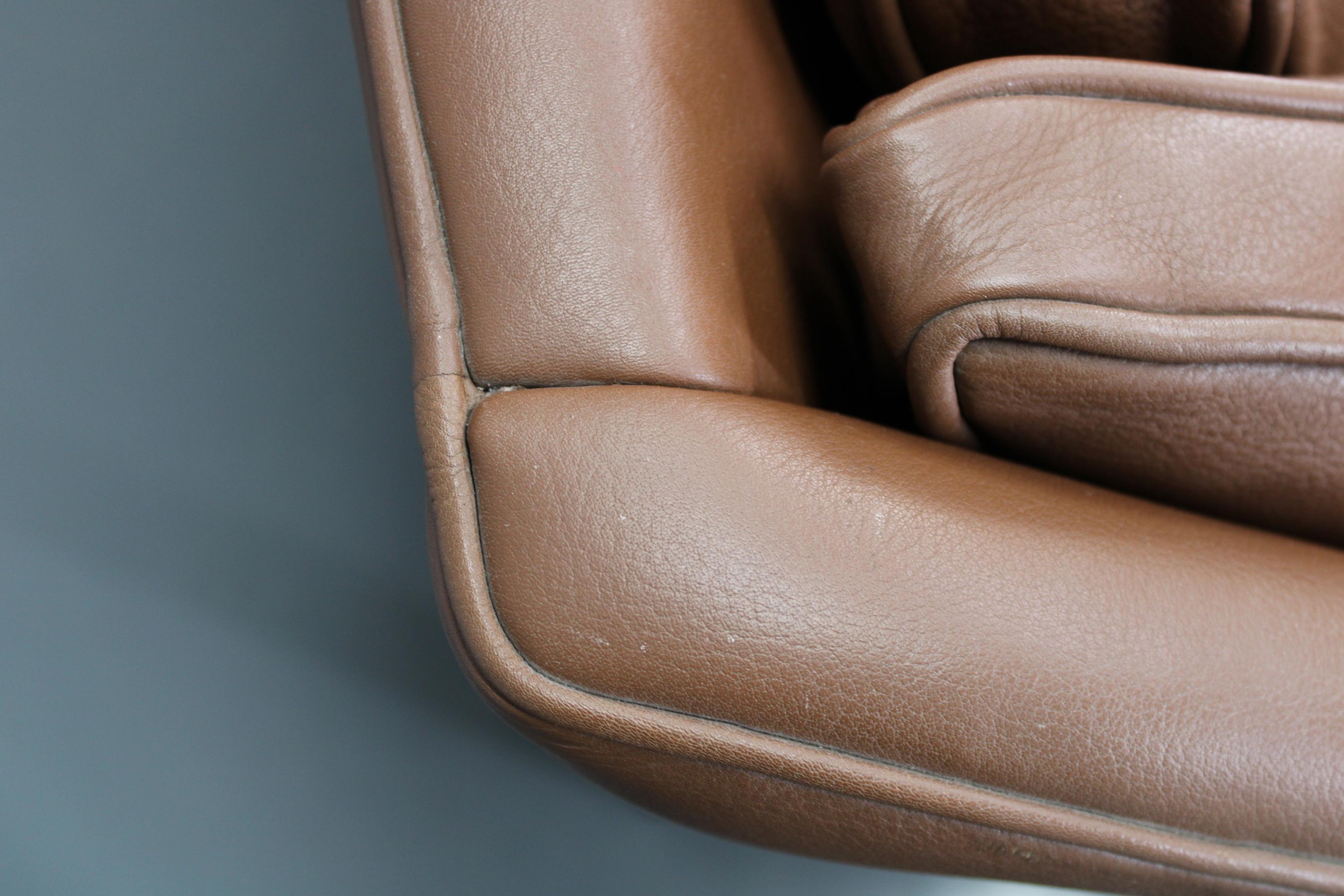 Art Déco Divano danese a 3 posti in pelle marrone con struttura in Beeche degli anni '70 in vendita